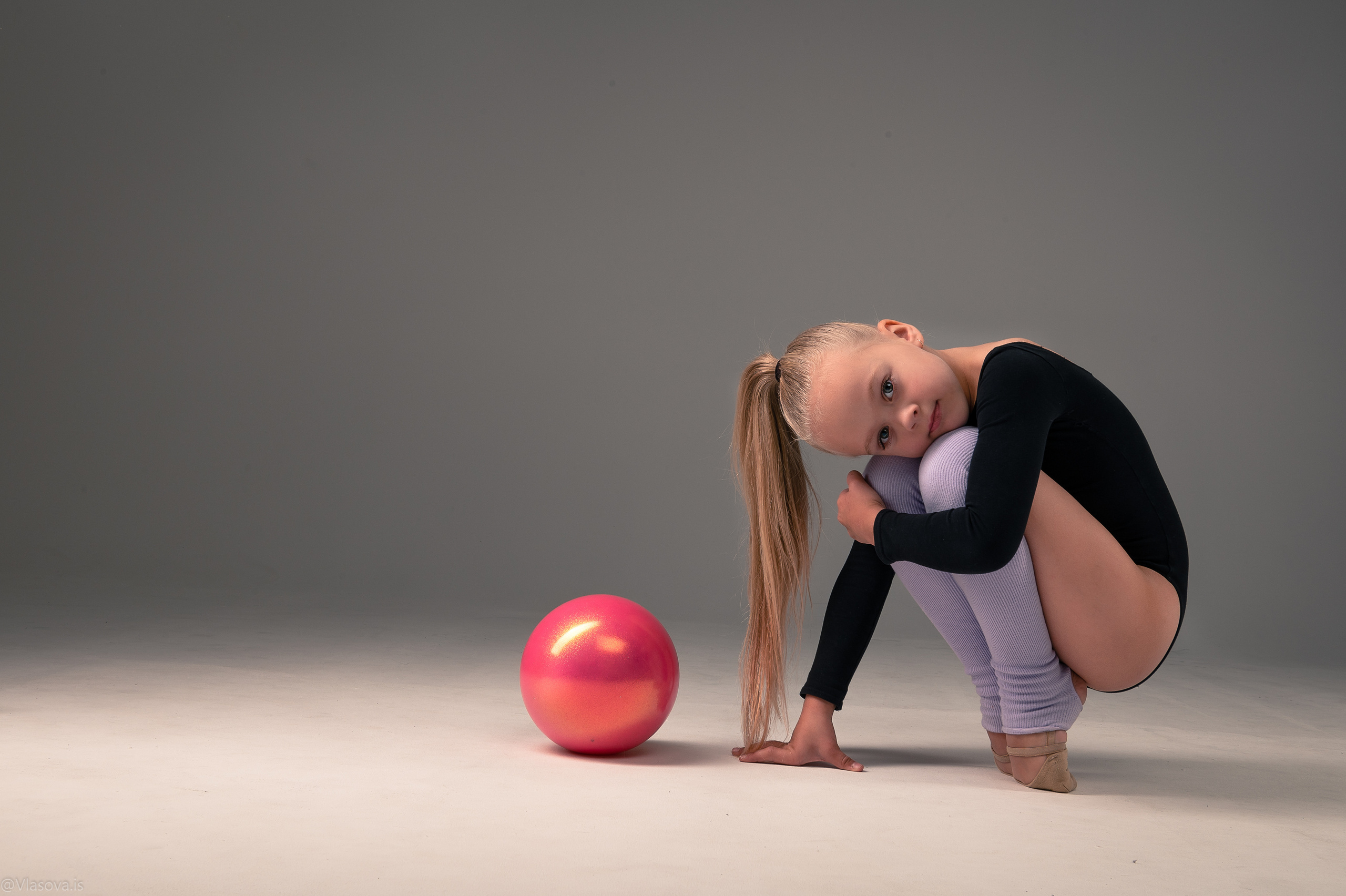 гимнастка с мячом фотоссессия нск