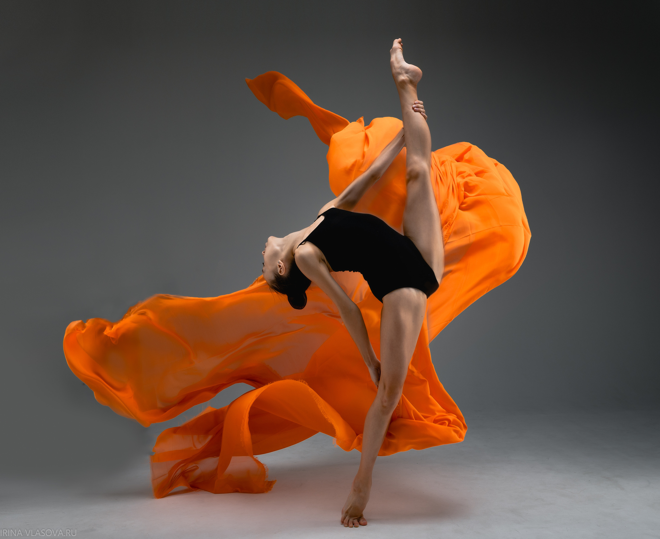 фотосессия гимнастки с тканью