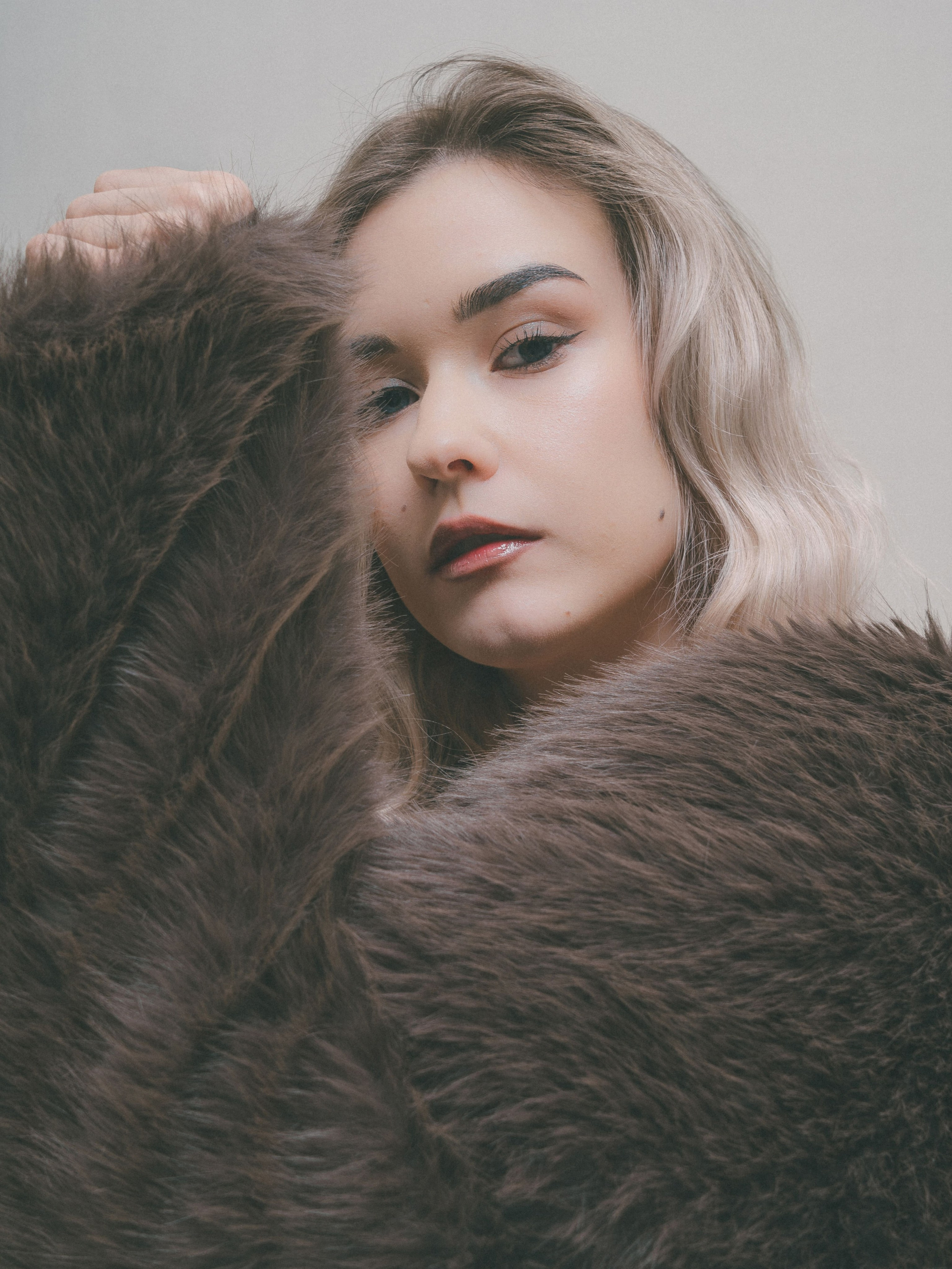 Стильная фотосессия в студии. Девушка шубе.