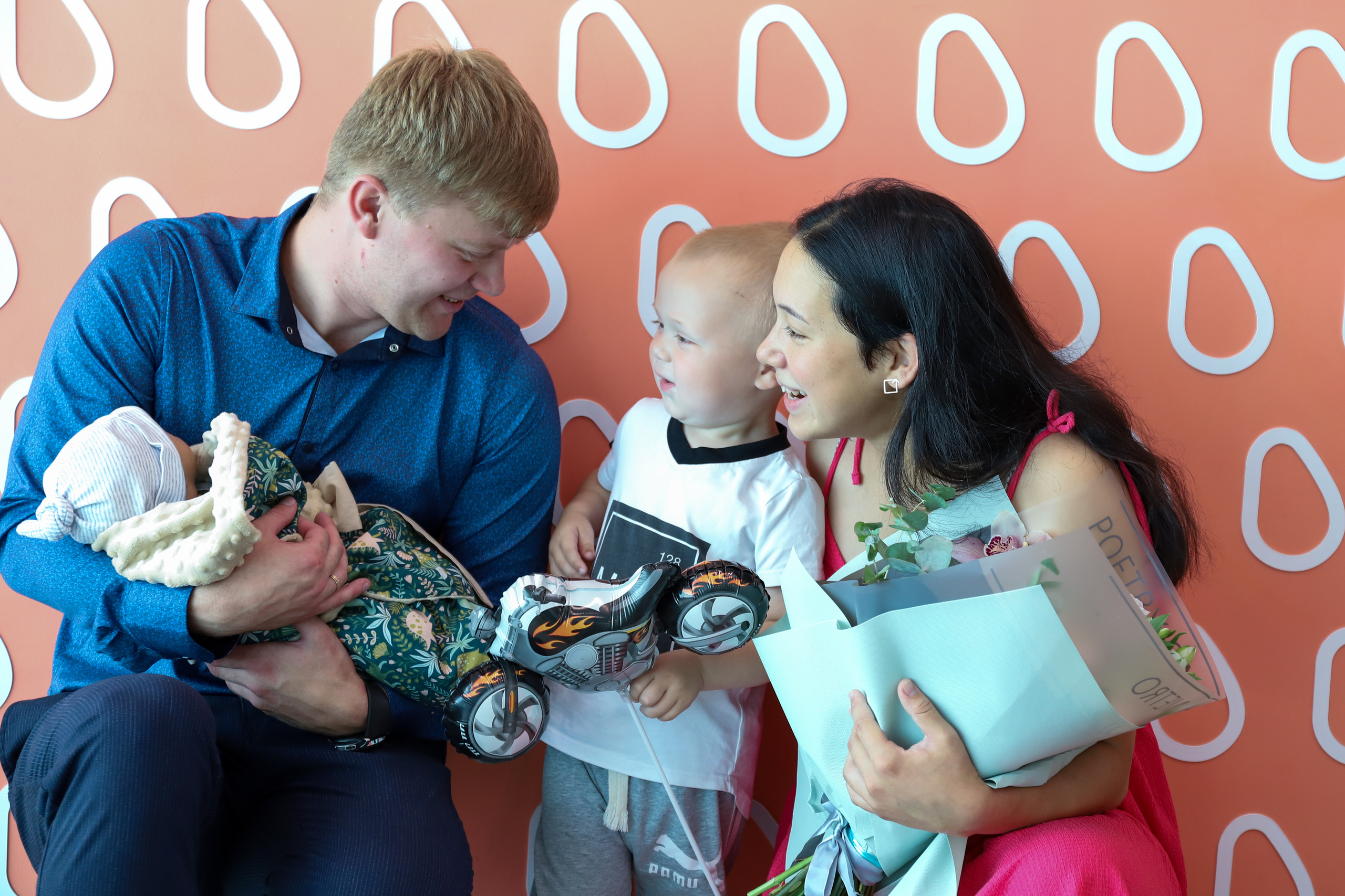 Выписка из роддома маленького Дениса. Фотограф в Санкт-Петербурге Наталья Брилькова