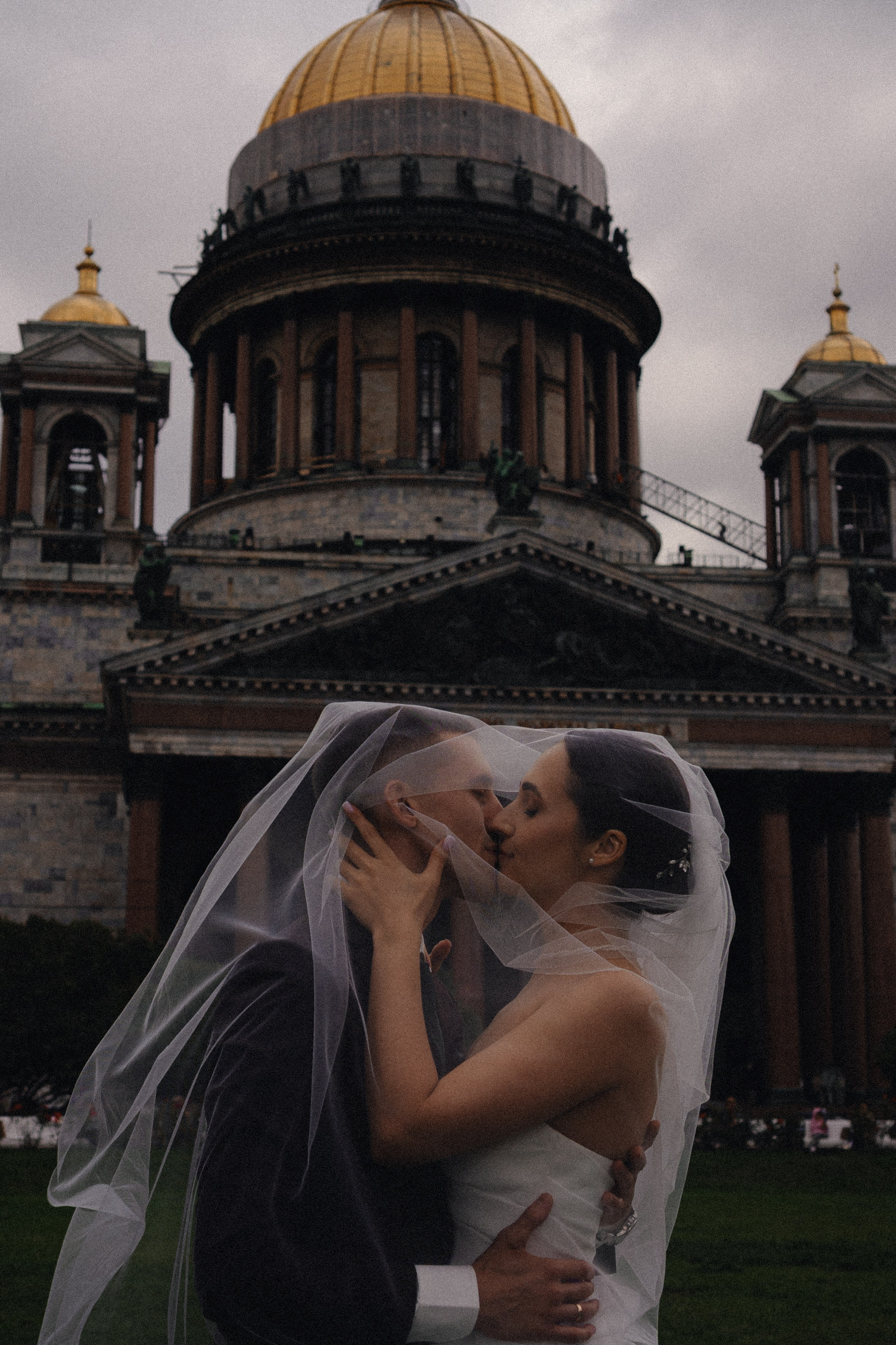 СВАДЕБНАЯ ПРОГУЛКА В САНТК-ПЕТЕРБУРГЕ (ИСАКИЕВСКИЙ СОБОР, ЗИМНЯЯ КАНАВКА, ЭРМИТАЖ И БОЛЬШАЯ МОРСКАЯ УЛИЦА). Профессиональный фотограф, Санкт-Петербург — Виктория Богомолова