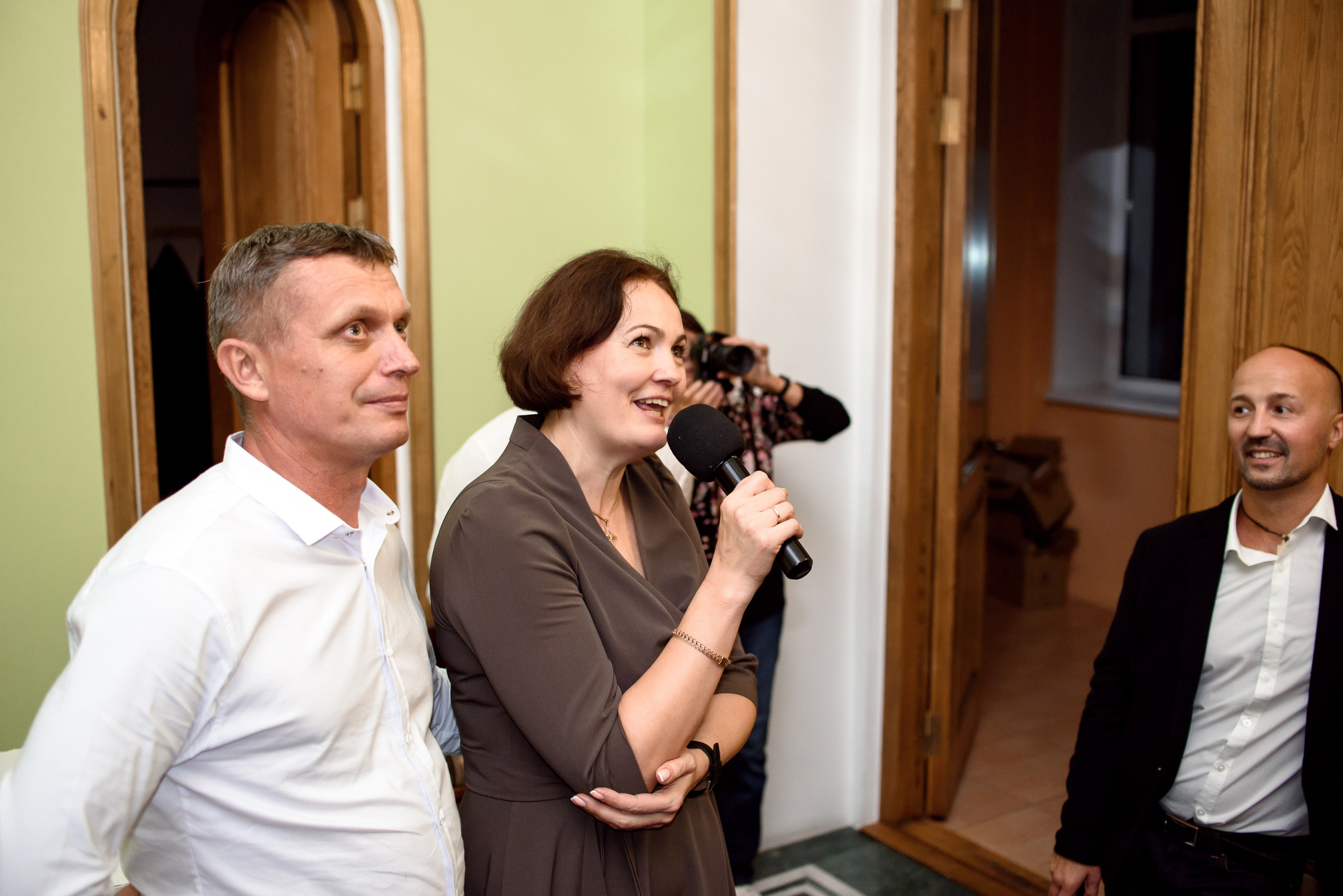 Камерная загородная свадьба в коттедже. Анастасия Петрович фотограф, фотокорреспондент в Москве и Санкт-Петербурге. Фотосъёмка репортажа, мероприятия, корпоративная съёмка, контент