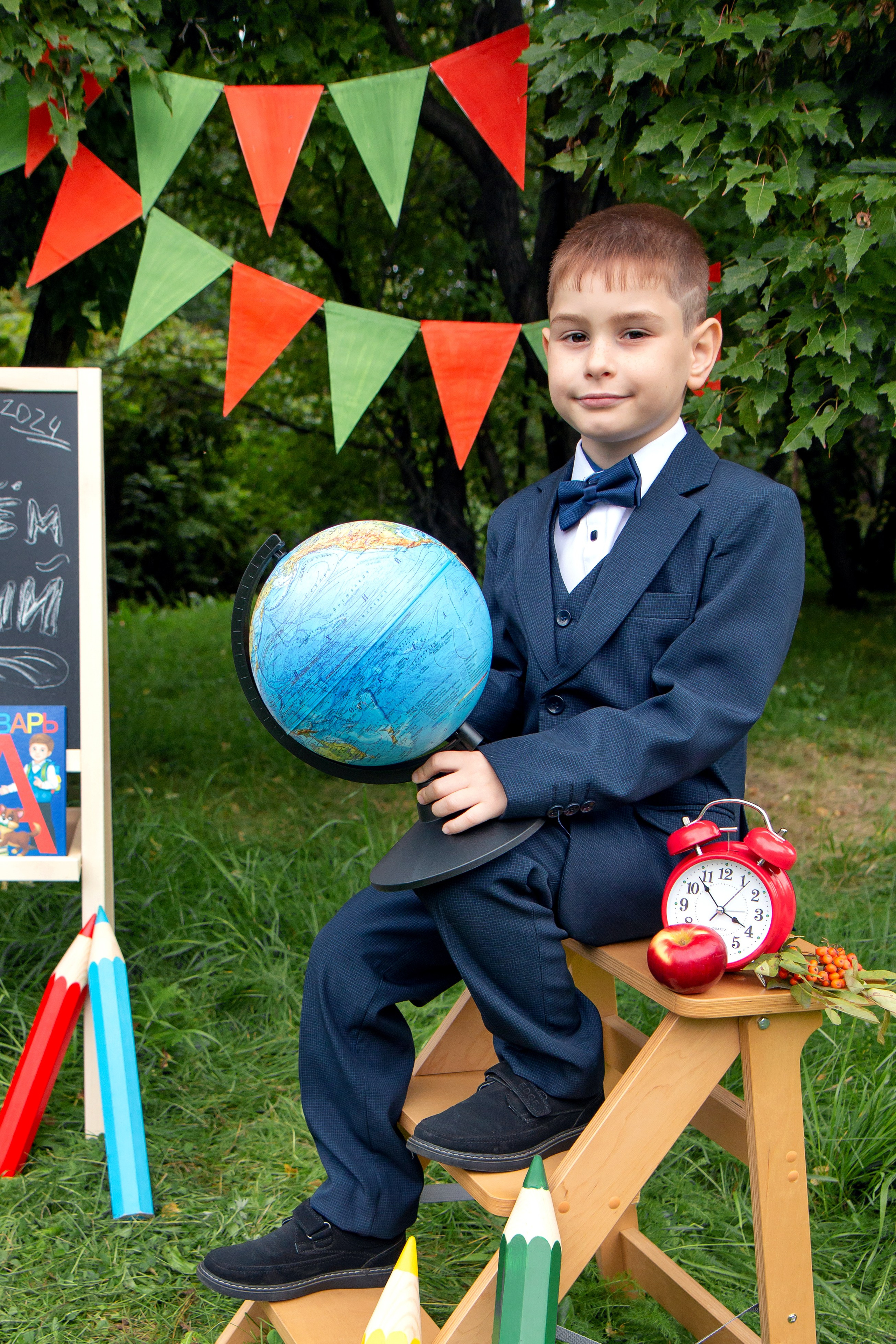 Школьная фотосессия на улице. Фотограф в Шелехове, лучшие выпускные альбомы в Шелехове