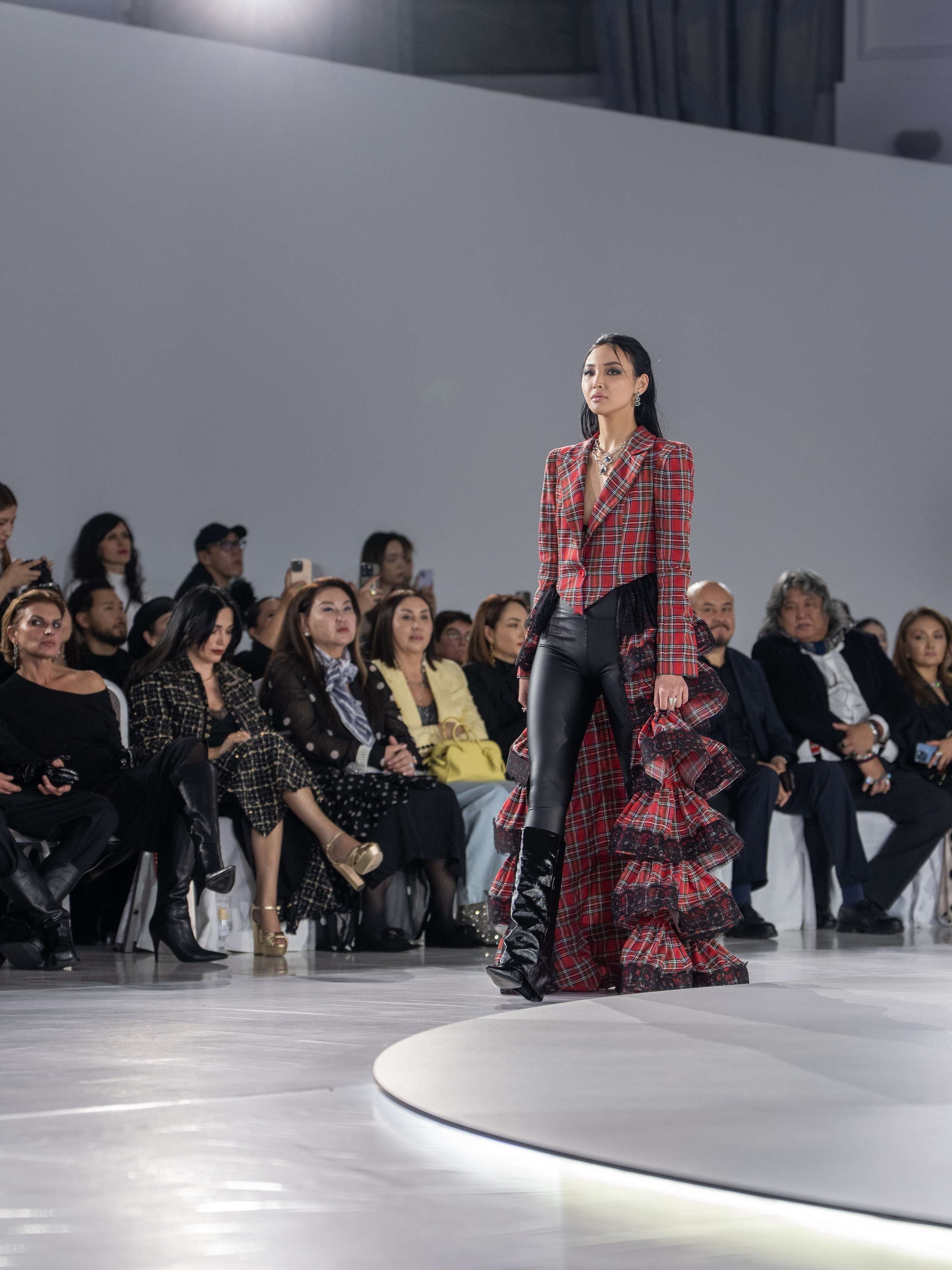 Дизайнер Arunaz. Сайт Алматинского НЮ АРТ, будуар и фэшн фотографа Дениса Карпенко