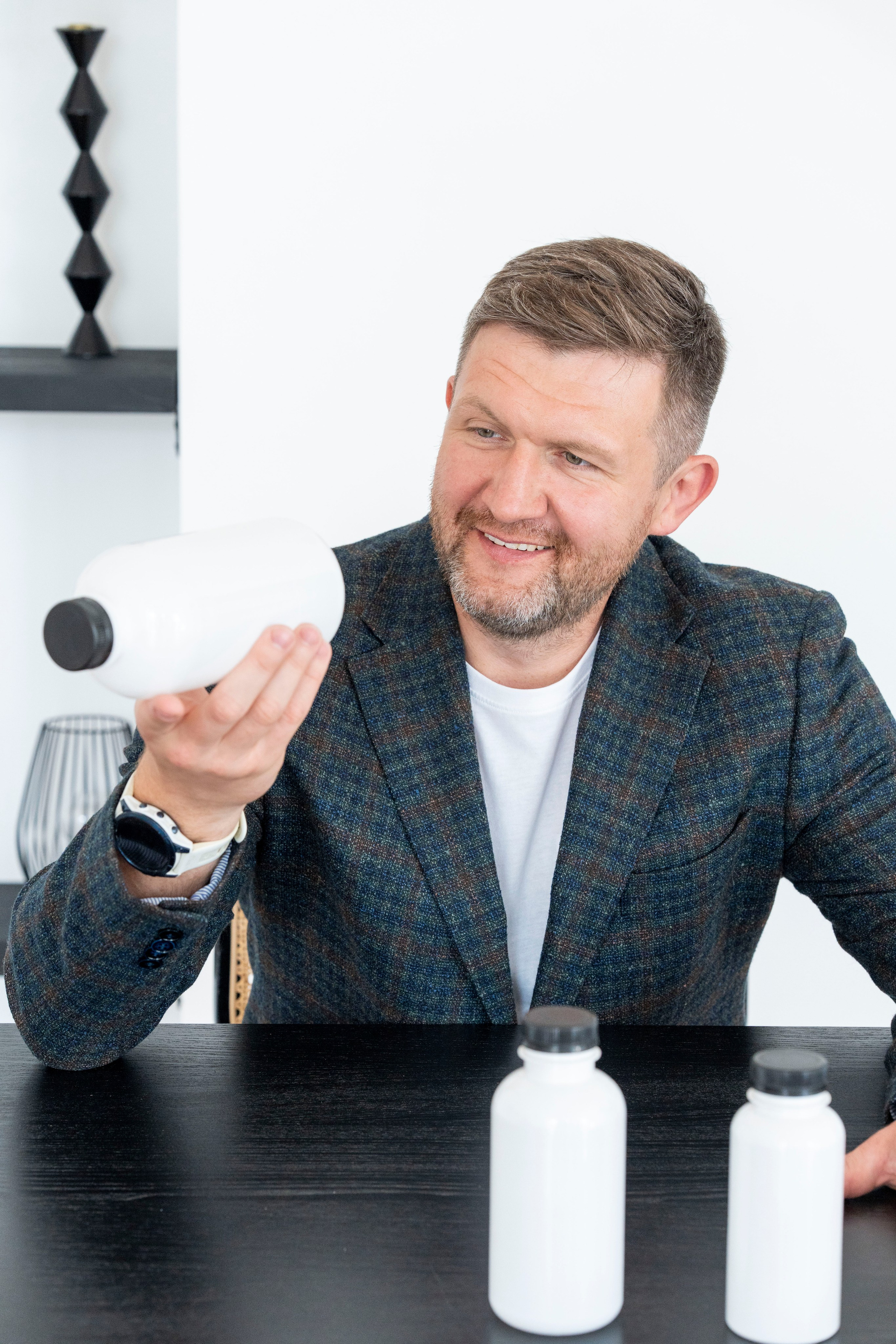 Артем. Владелец компании по производству пластиковой тары. Главная