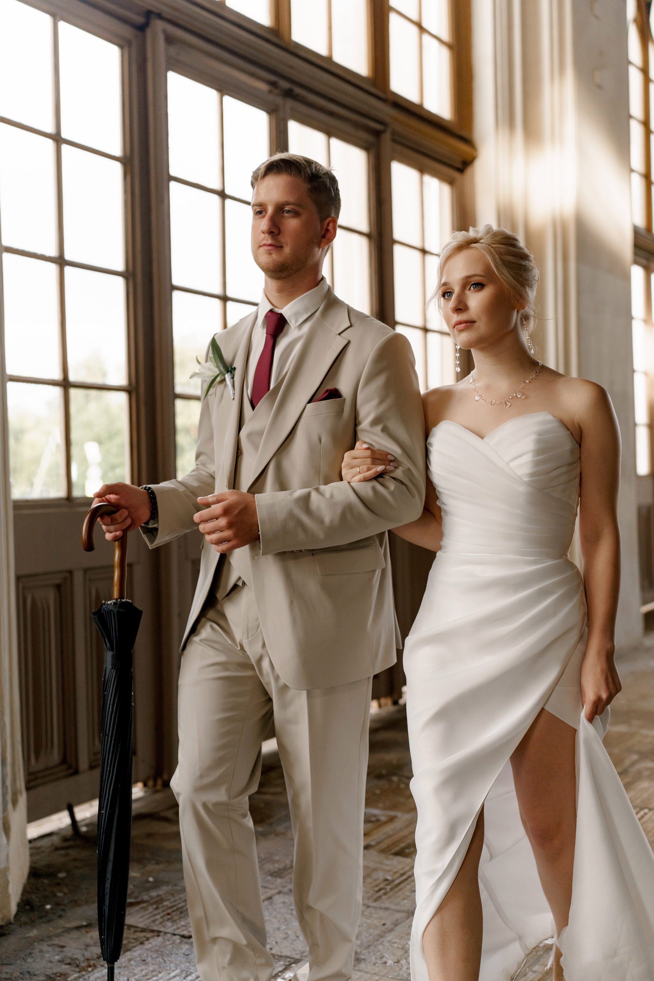 Свадьба в Санкт-Петербурге, фотосессия на прогулке, Крупный портрет невесты и жениха, гуляют на вокзале в Павловске.