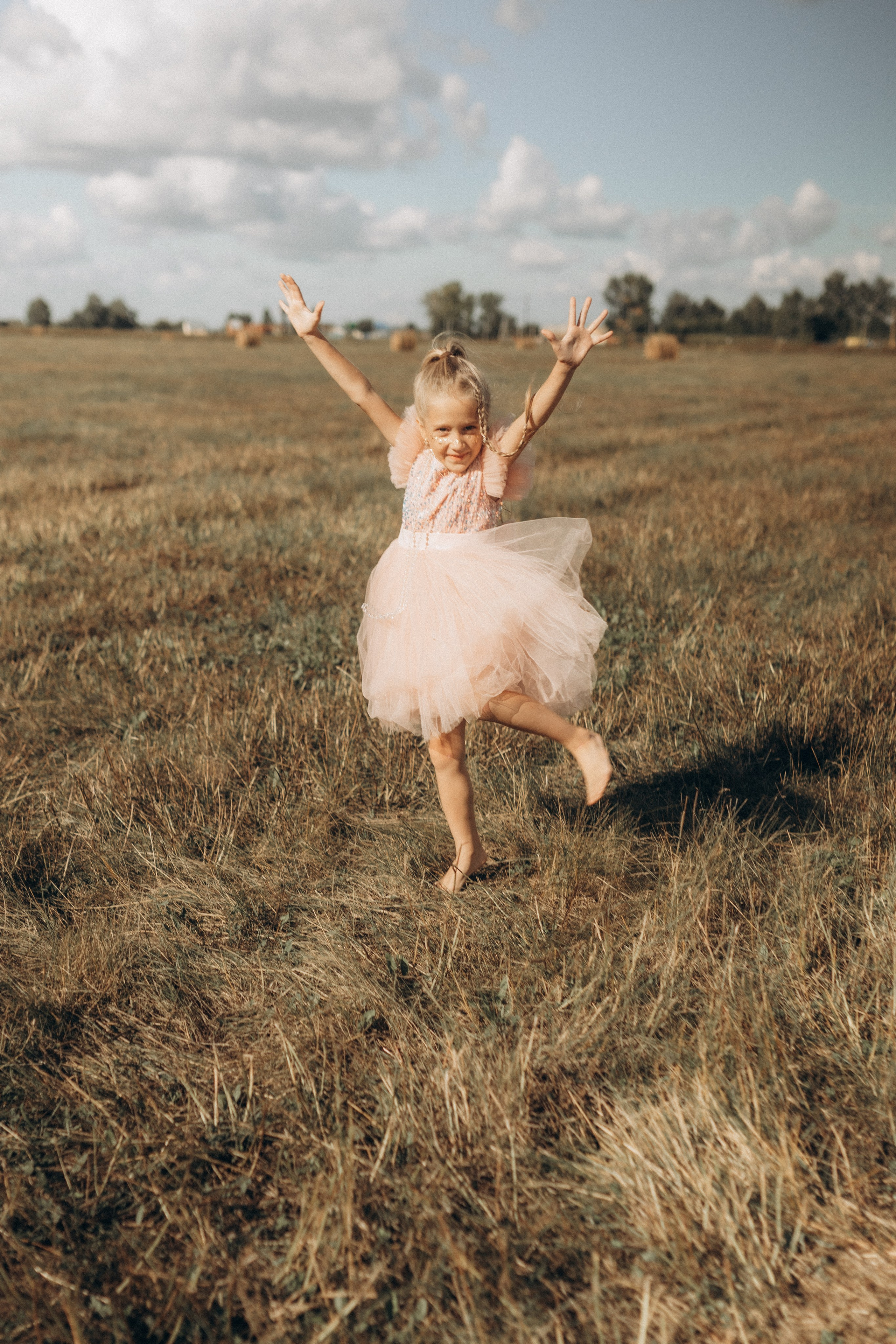 Вика и Миша на сене. Семейный фотограф lifestyle в Новосибирске Елена Шпилевая