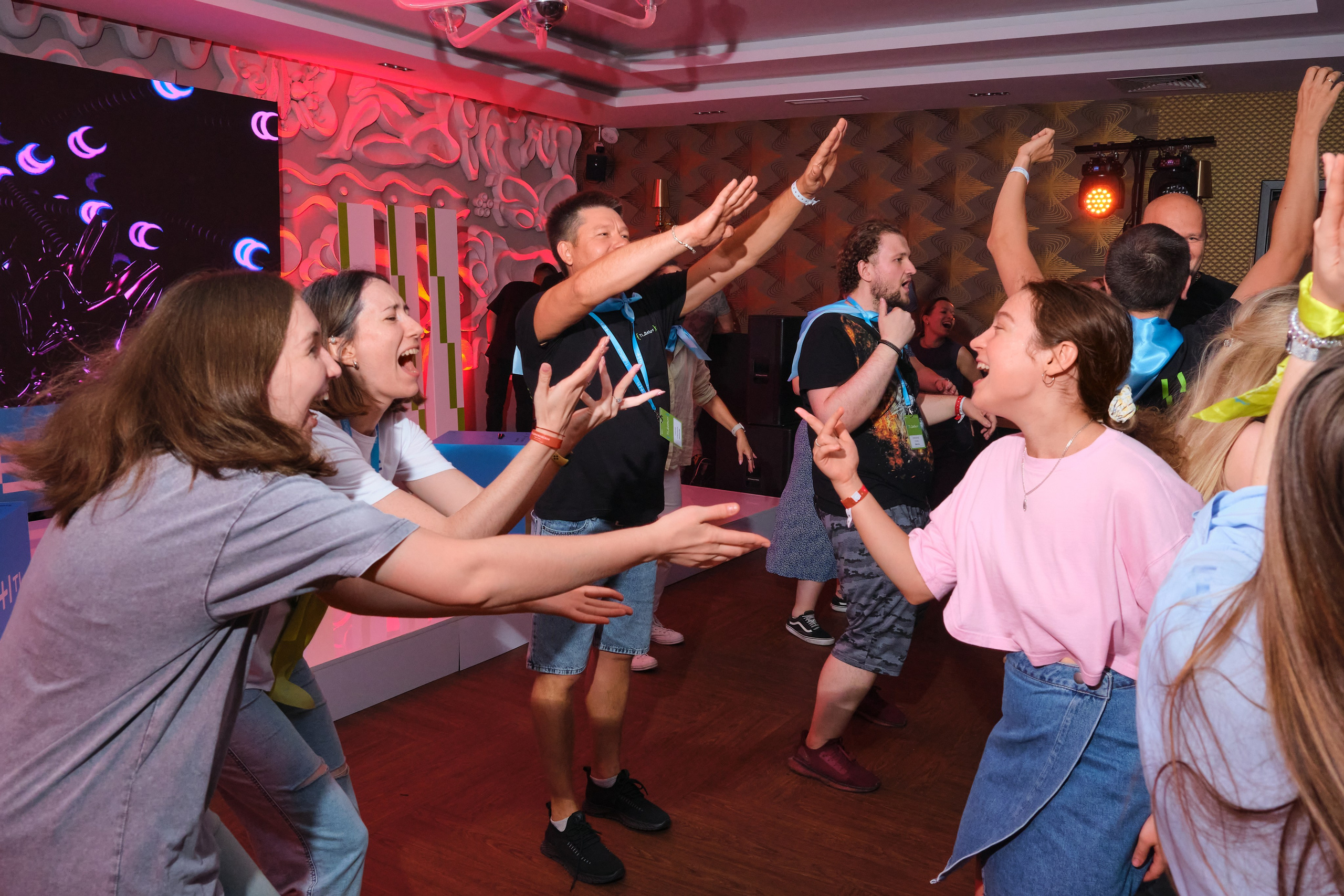 Видеосъемка проектов, промо мероприятий, гала встреч, видеосъемка выставок и видеосъемка форумов. Фотосъемка выставок, мероприятий, форумов