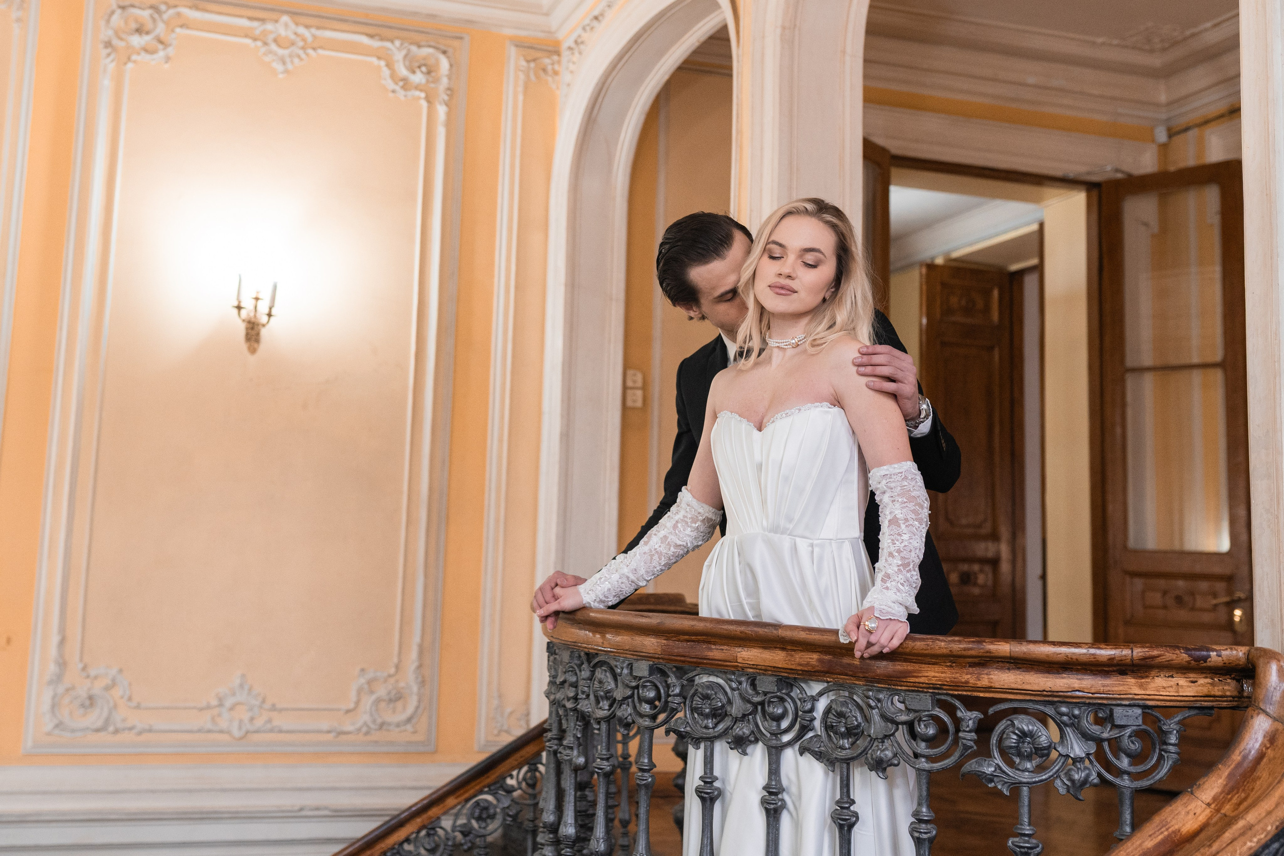 Свадебная фотосессия в Пушкинской библиотеке. Свадебный фотограф в Москве Анна Полушина