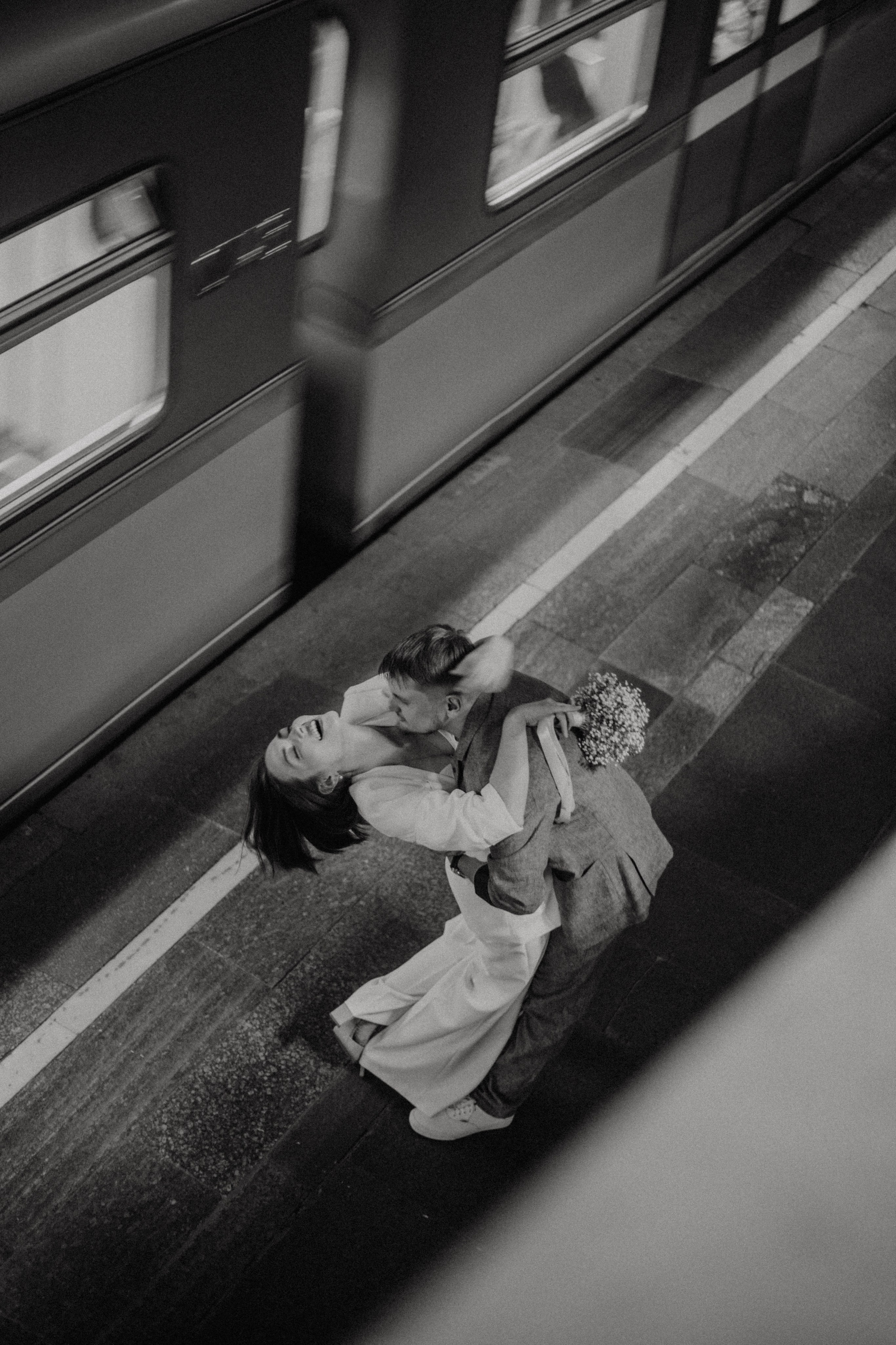 Молодожены в метро