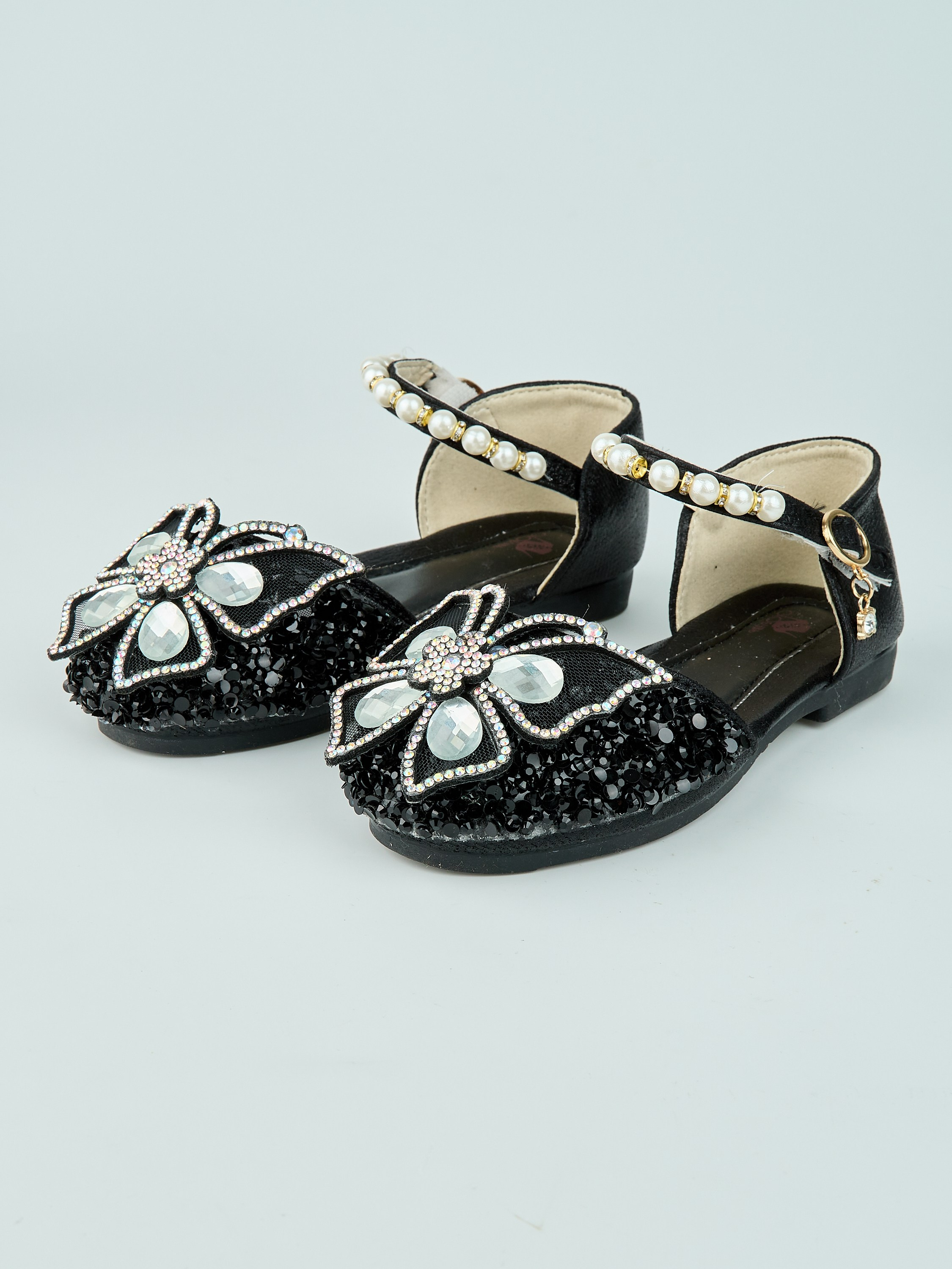 Каталожная фотосъёмка детских туфель для Wildberries