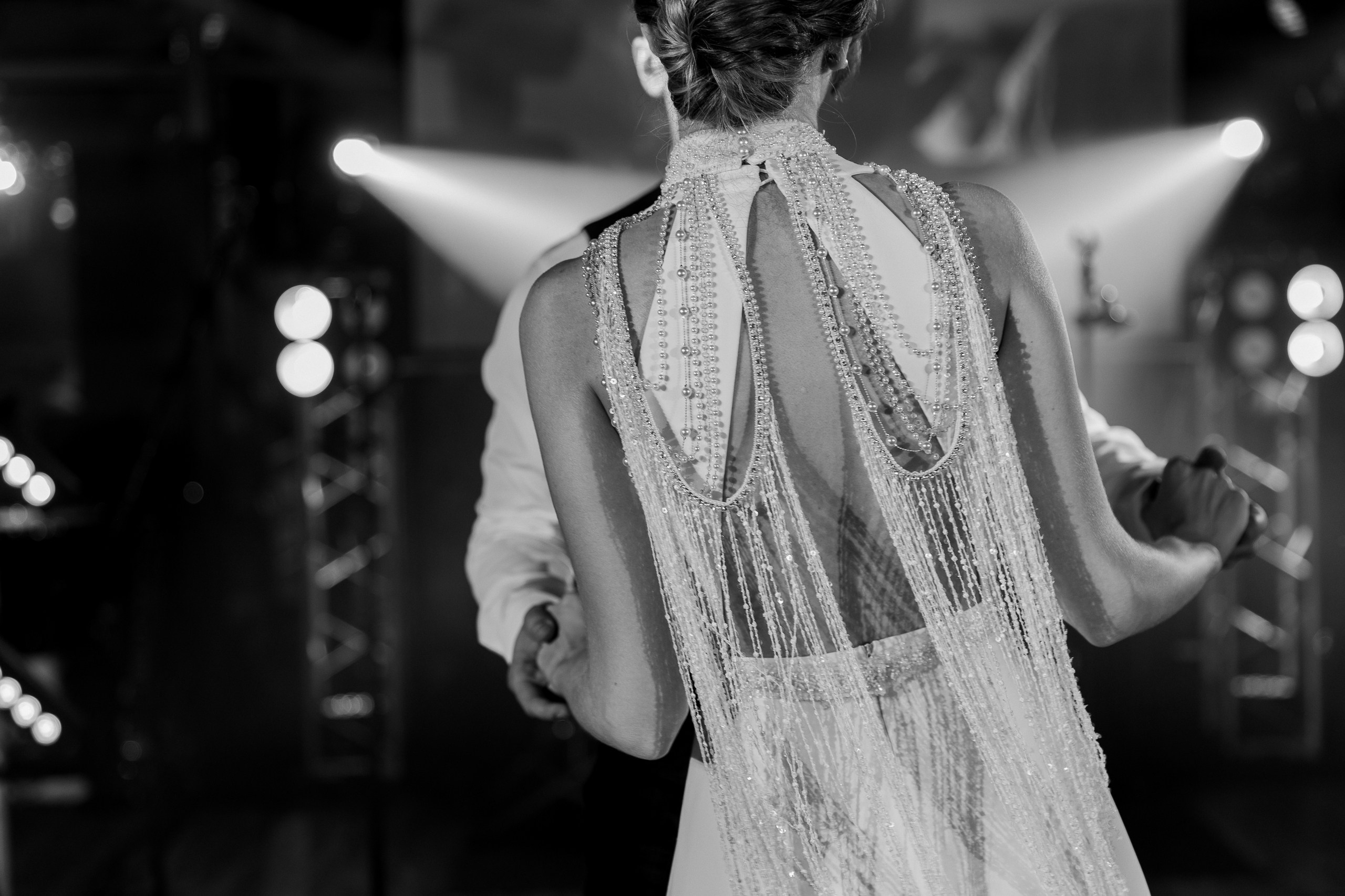 Здравствуйте! Я&nbsp;свадебный фотограф из&nbsp;Ульяновска, работаю в&nbsp;том числе по&nbsp;всей России и&nbsp;с&nbsp;выездом за&nbsp;границу. Снимаю свадьбы, lovestory, корпоративы, светский репортаж. Провожу обучение по&nbsp;фотографии, мастер-классы и&nbsp;воркшопы для других фотографов.