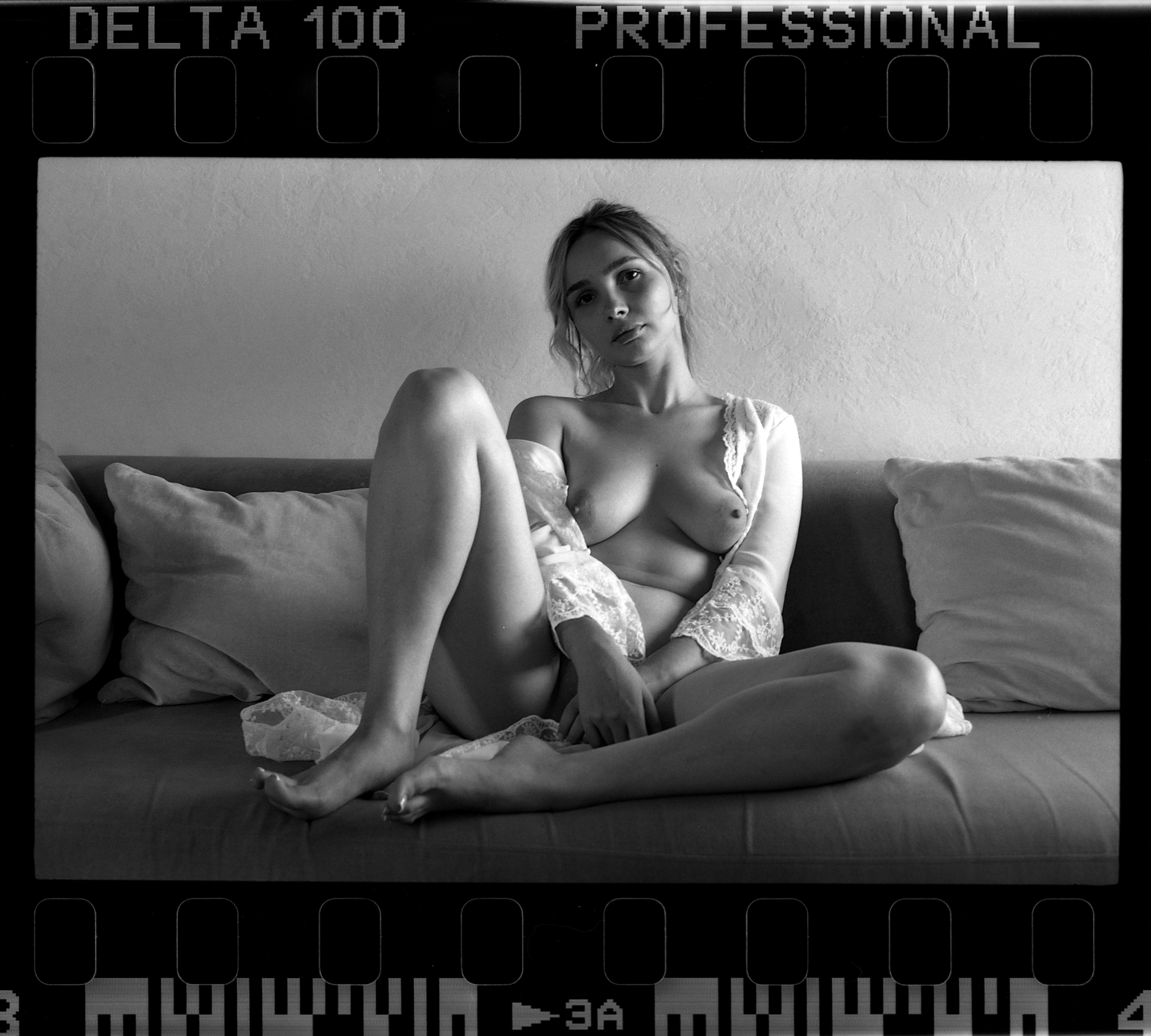 Арт-ню съемка на черно-белую пленку. Art nude film photographer Roman Silentium