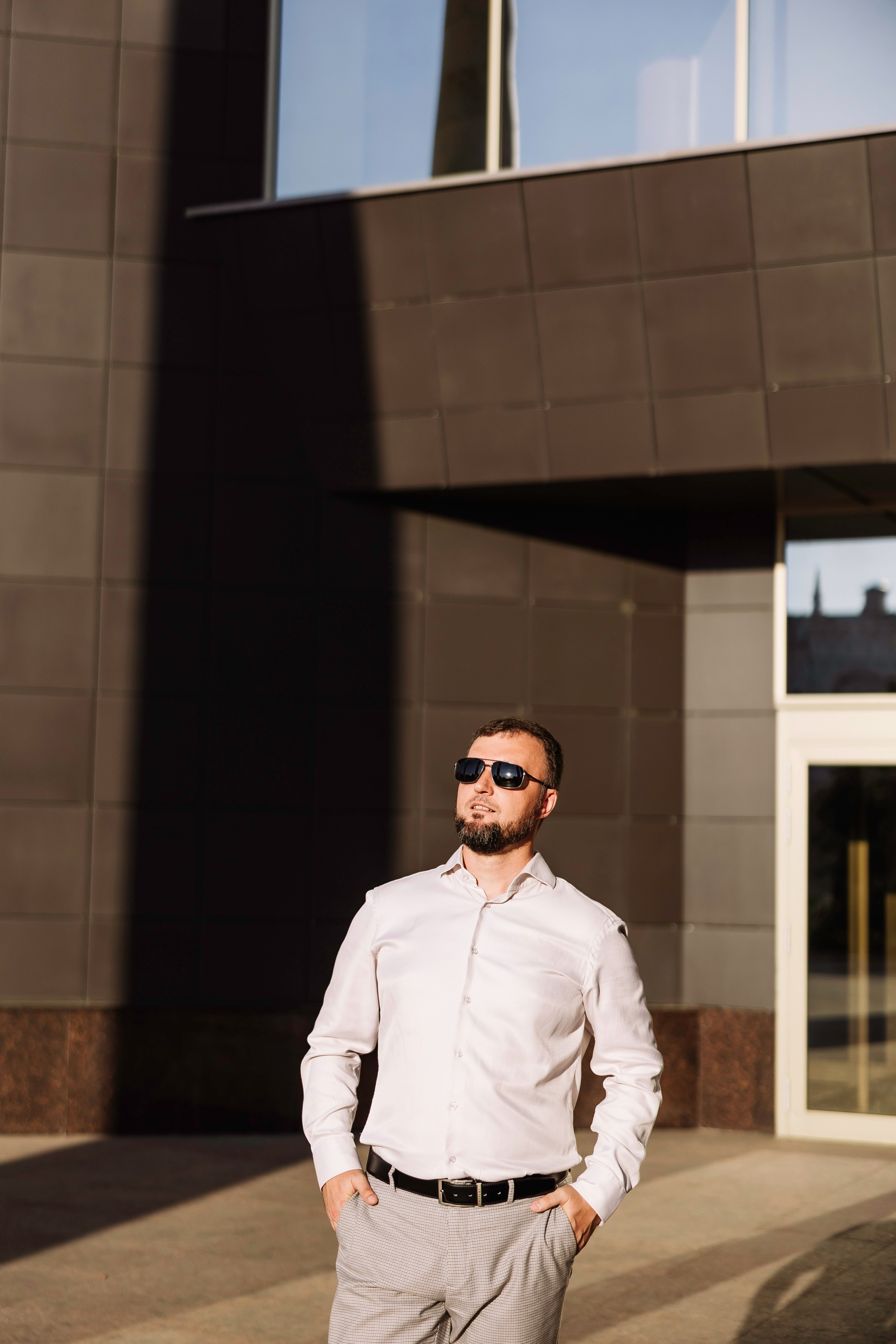 Портрет мужчины в лучах солнца