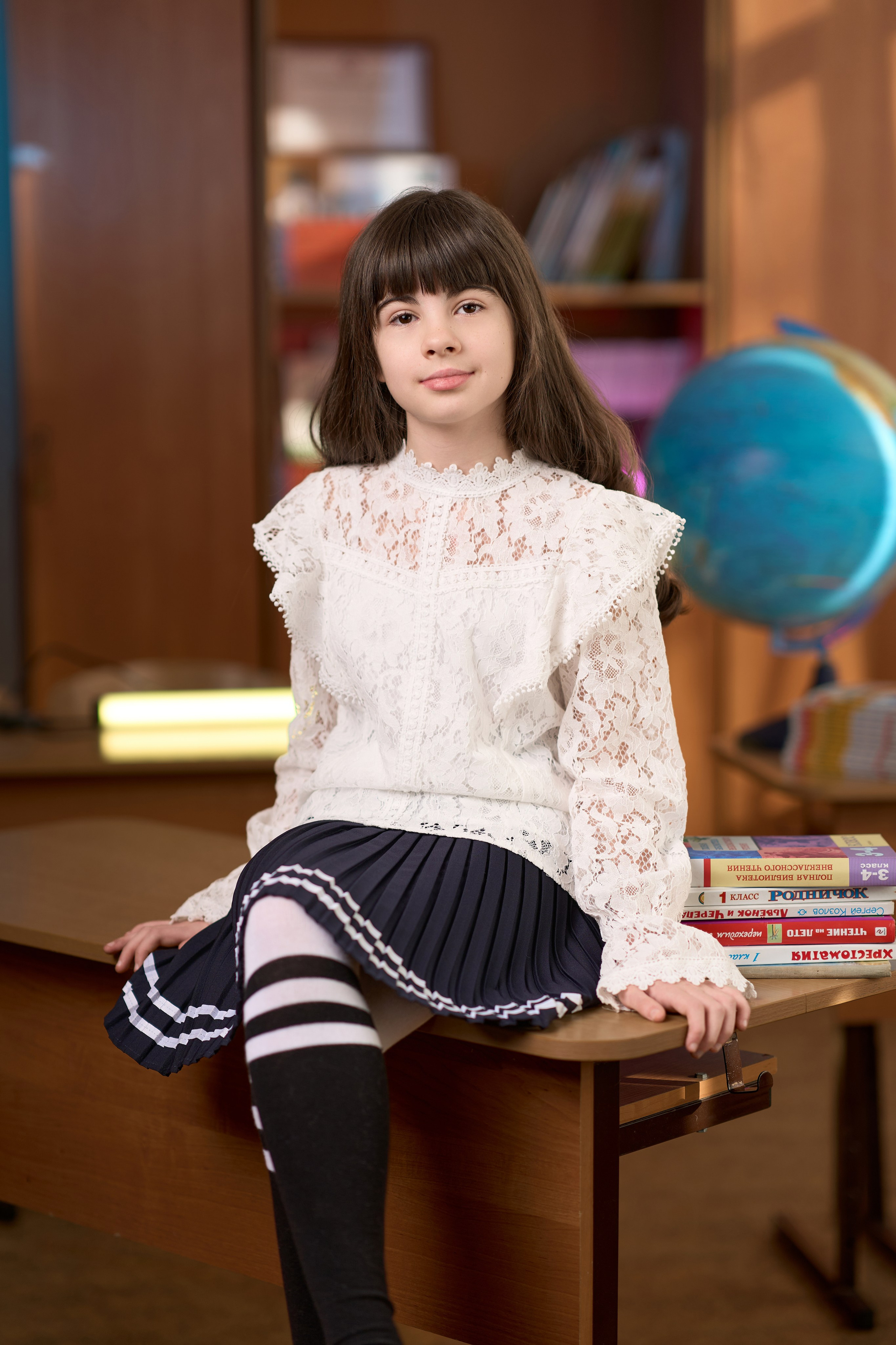 ученица начального класса портрет с мягким светом у окна