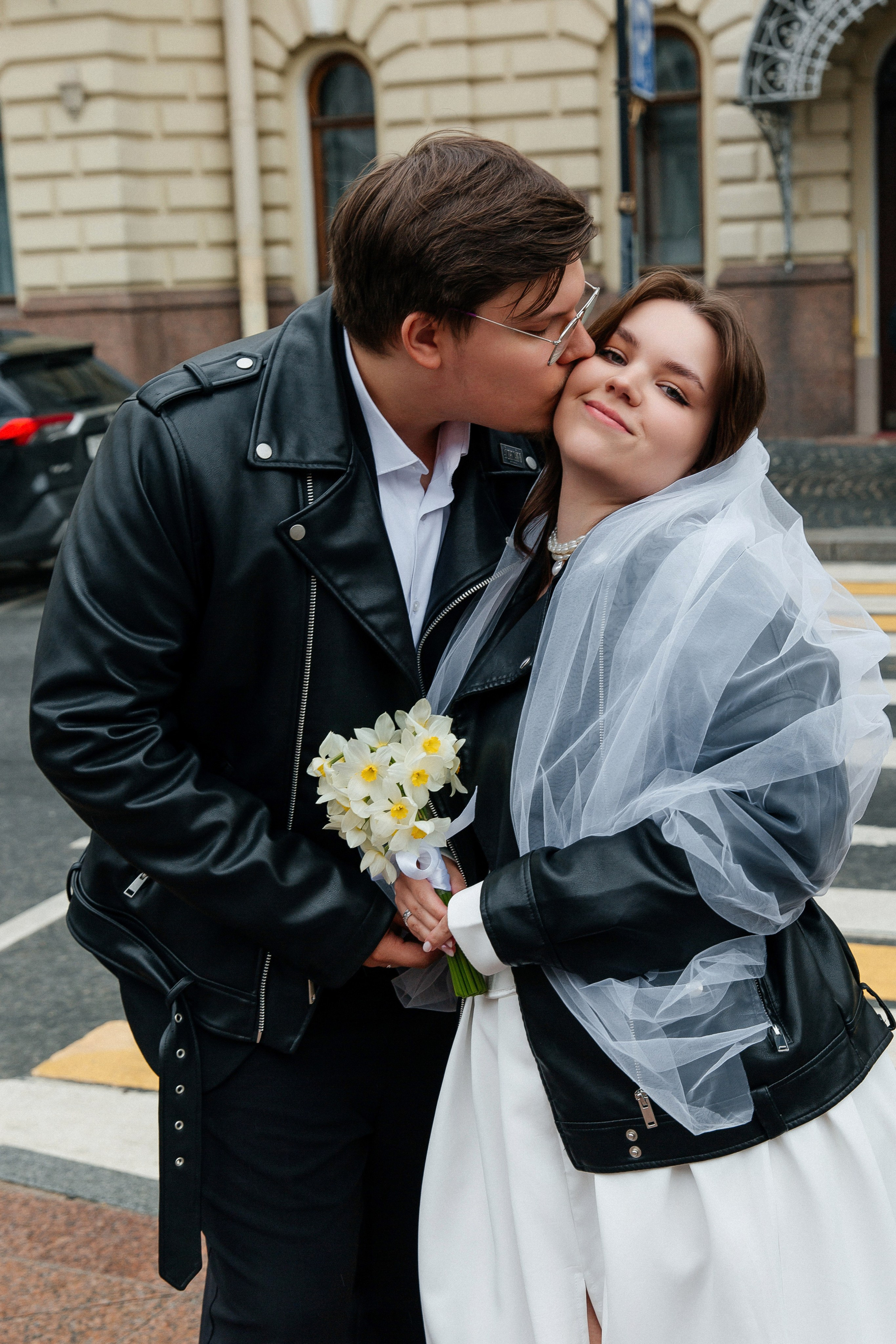 Съемка в отеле и регистрация прохладным майским днем. Свадебный фотограф в Санкт-Петербурге Вика Стукачева