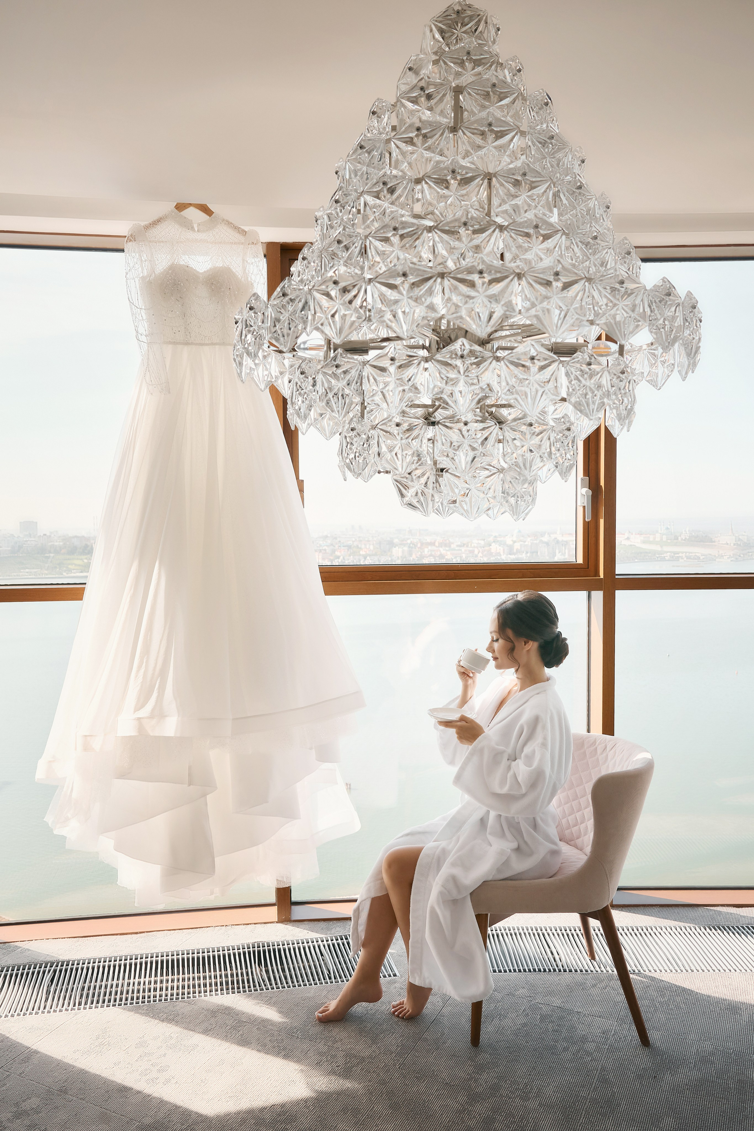 Аяз и Аделя. Свадебная фотосессия душевной пары в белых одеяниях на белых одеялах…. Мое имя Раиль. Я репортажный фотограф в Казани, так же мой любимый жанр — свадебный фотограф