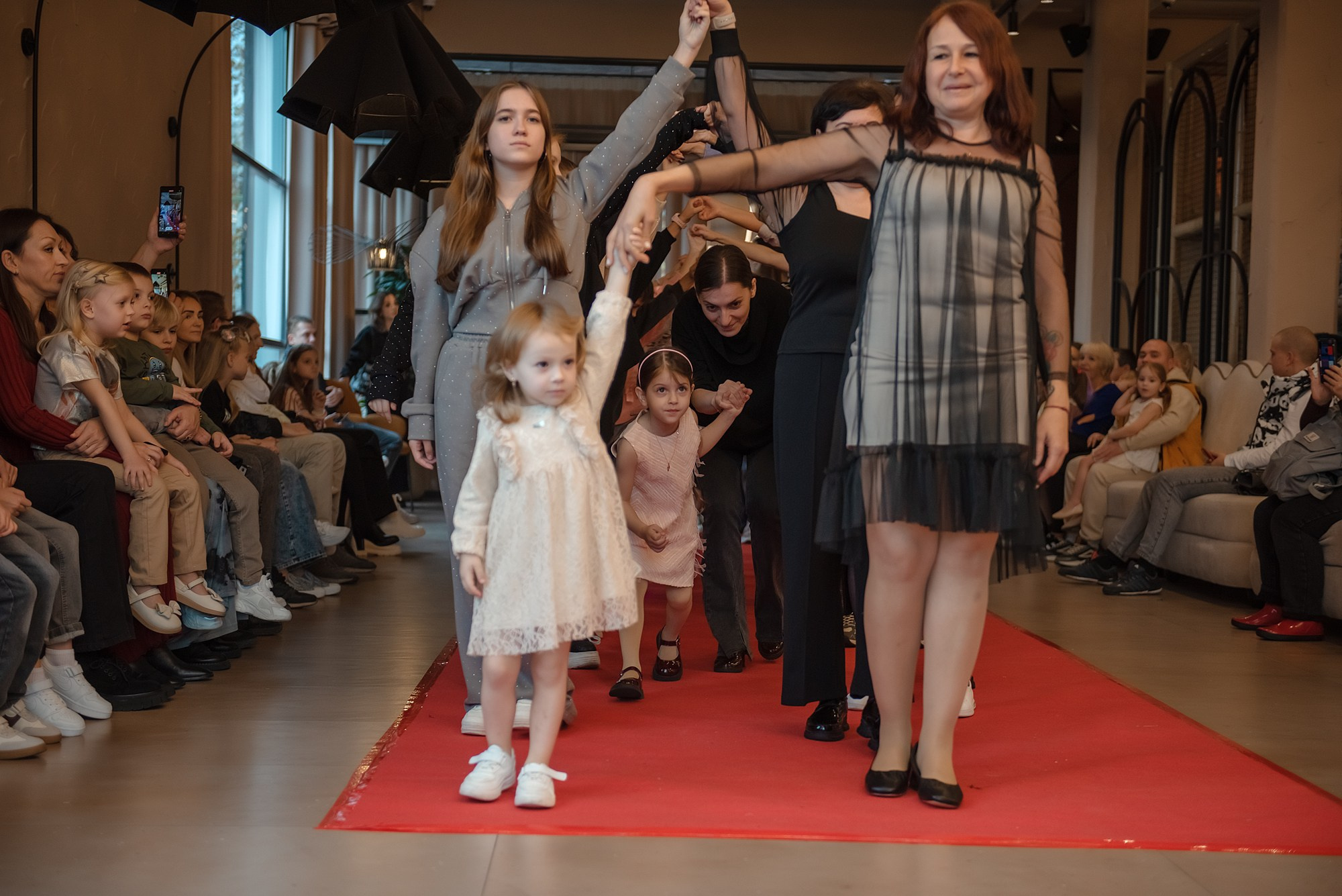 HAPPYkids дефиле в день мамы. Семейный и коммерческий фотограф в Сочи Александр Бодунов