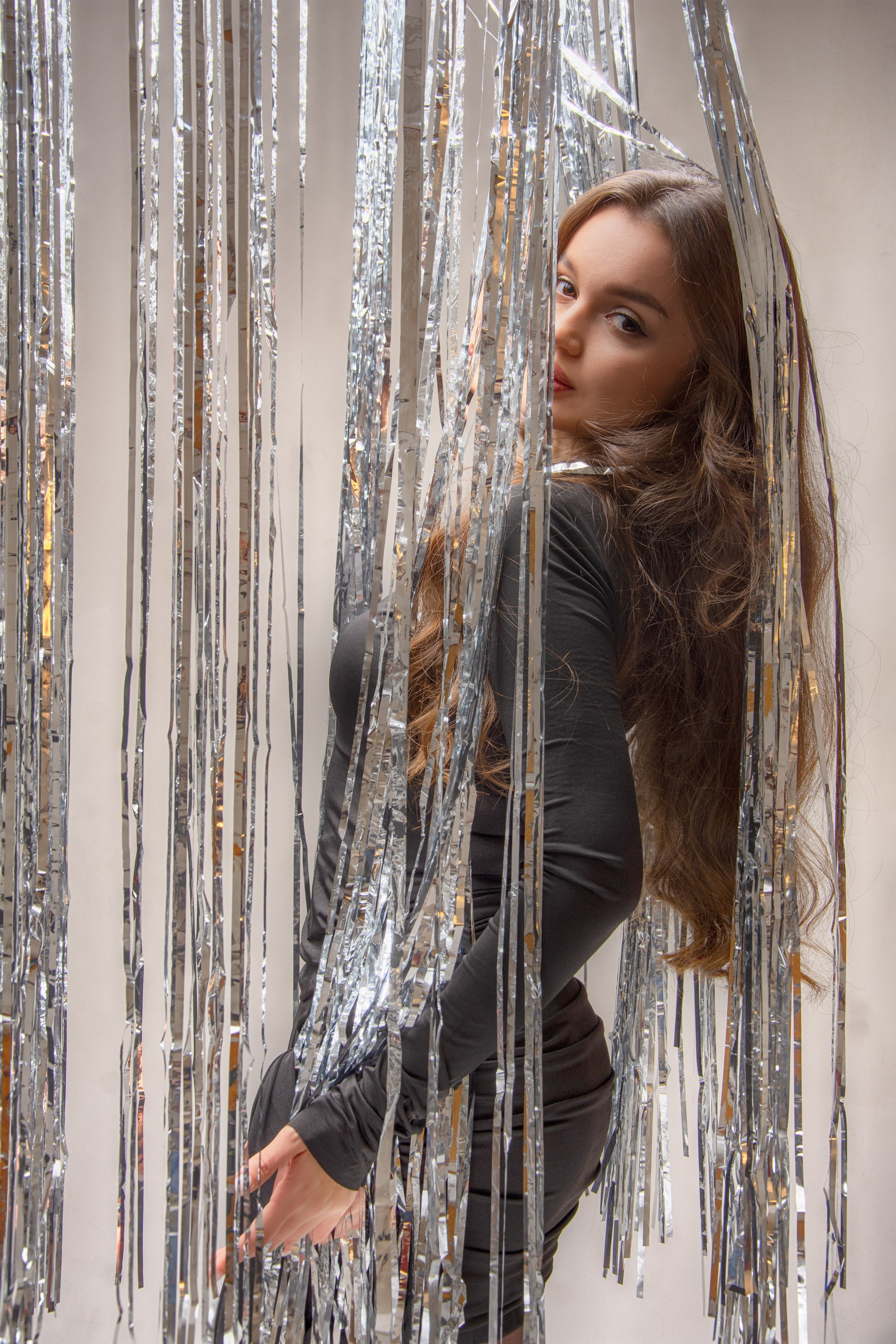 Фотосессия девушки с мишурой 