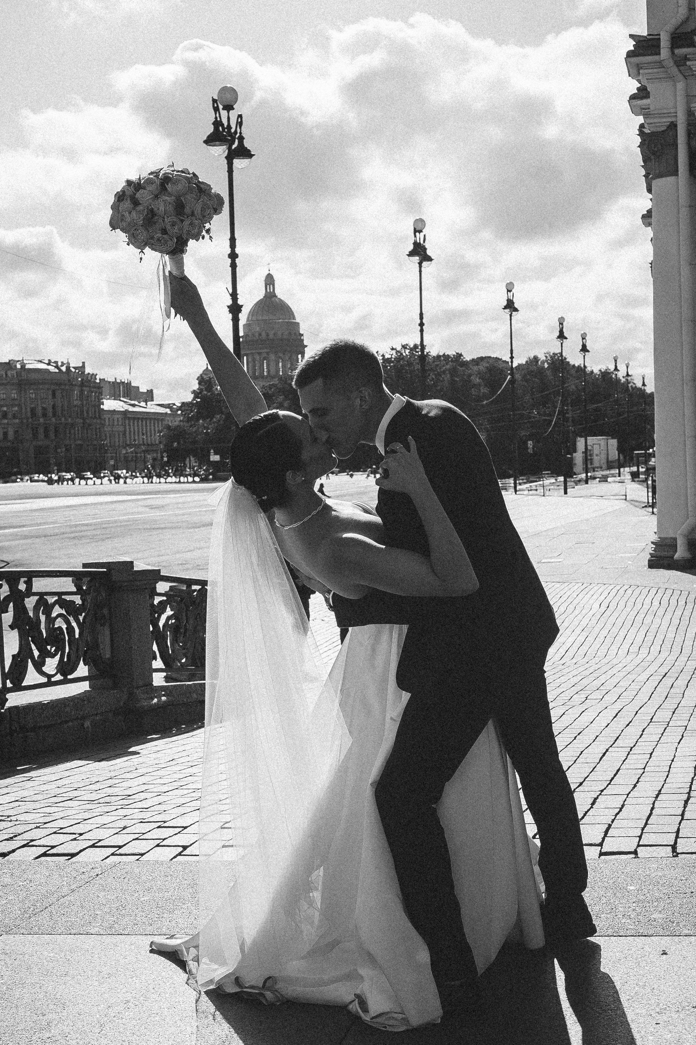 СВАДЕБНАЯ ПРОГУЛКА В САНТК-ПЕТЕРБУРГЕ (ИСАКИЕВСКИЙ СОБОР, ЗИМНЯЯ КАНАВКА, ЭРМИТАЖ И БОЛЬШАЯ МОРСКАЯ УЛИЦА). Профессиональный фотограф, Санкт-Петербург — Виктория Богомолова