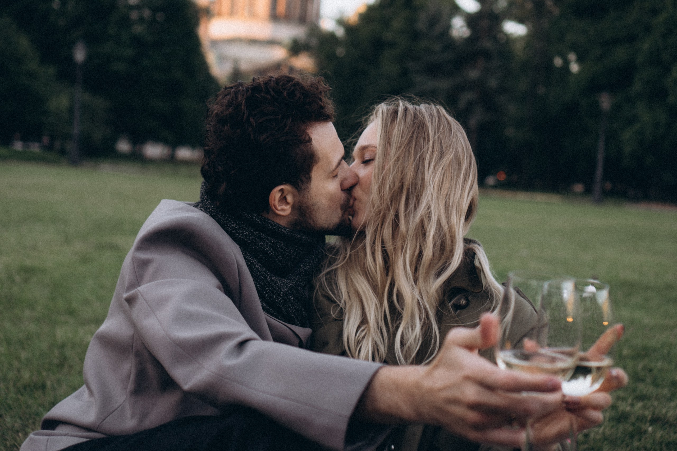 СВАДЕБНАЯ СЬЕМКА ПАРЫ НА РАССВЕТЕ В БЕЛЫЕ НОЧИ И ПРОГУЛКА С РАЗВОДНЫМИ МОСТАМИ И ПИКНИК ВОЗЛЕ ИСАКИЕВСКОГО СОБОРА. Профессиональный фотограф, Санкт-Петербург — Виктория Богомолова