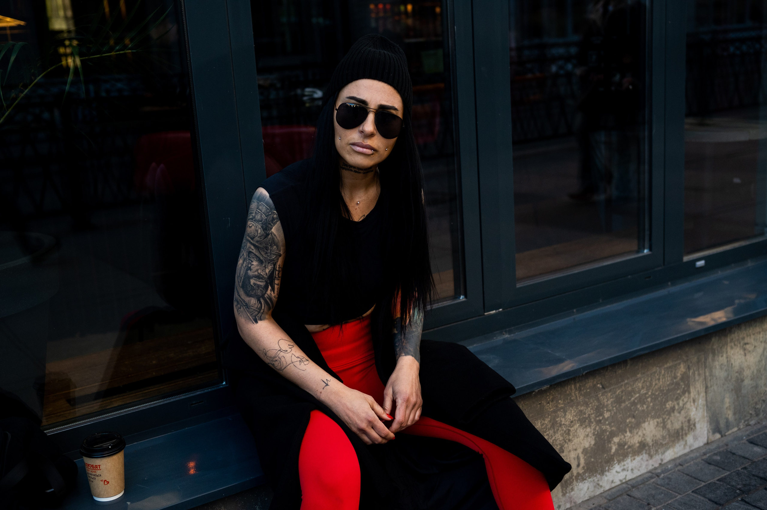 портрет молодой девушки с татуировками на руке