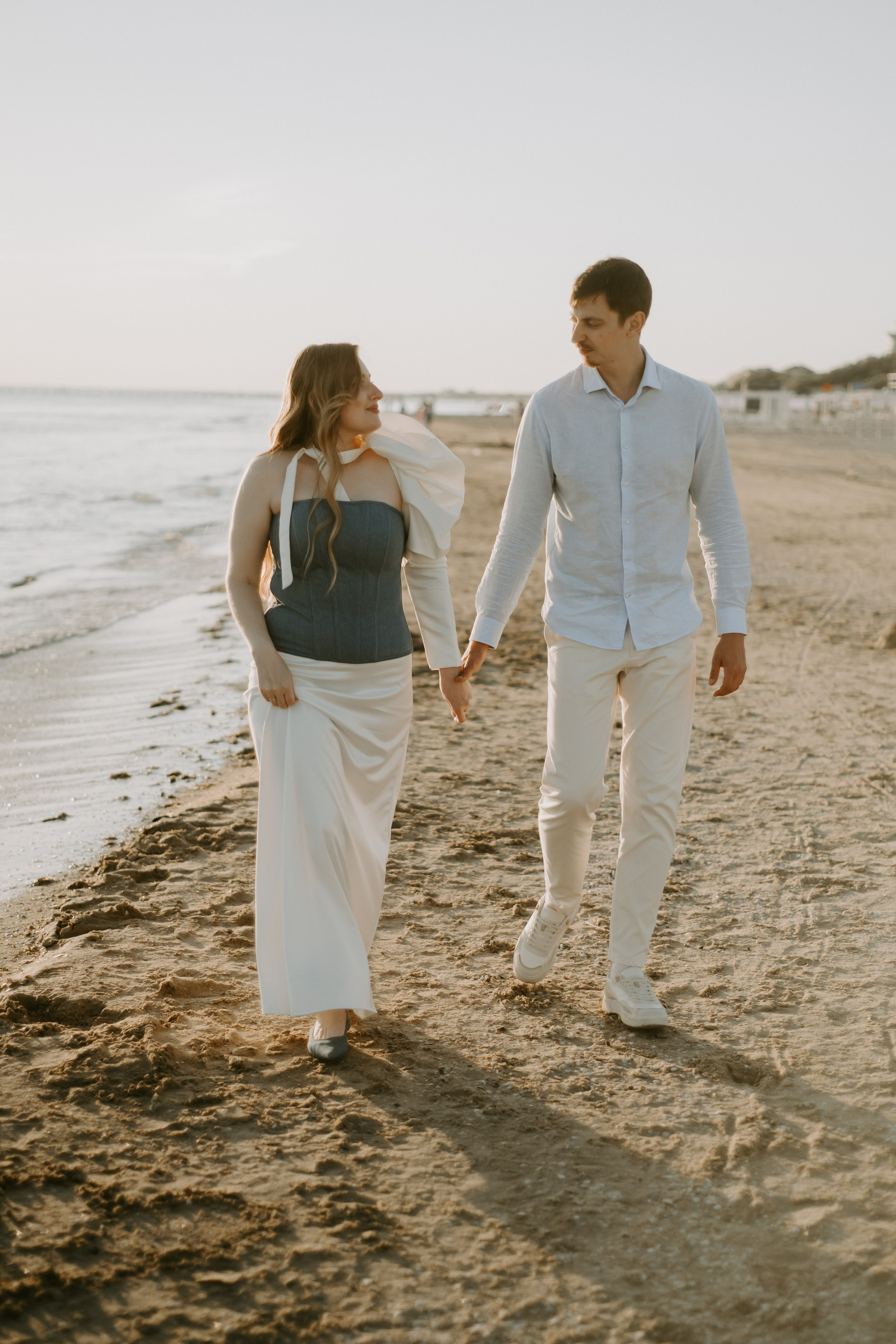 Объявление о свадьбе на пляже в Анапе: искренние эмоции и радостные лица молодоженов