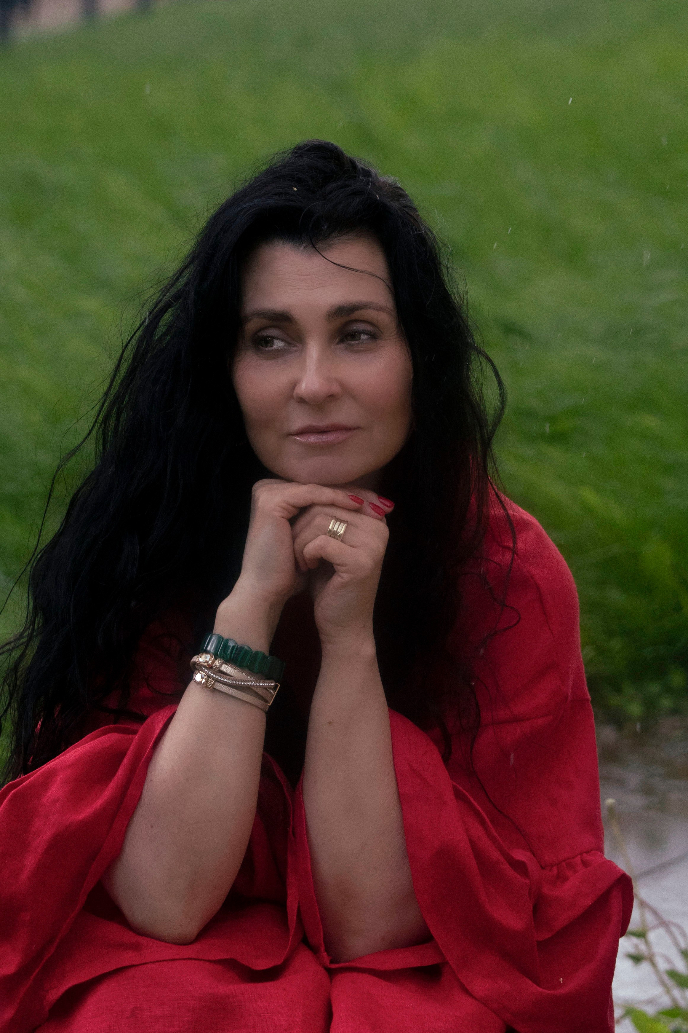 потрет женщины в красном платье