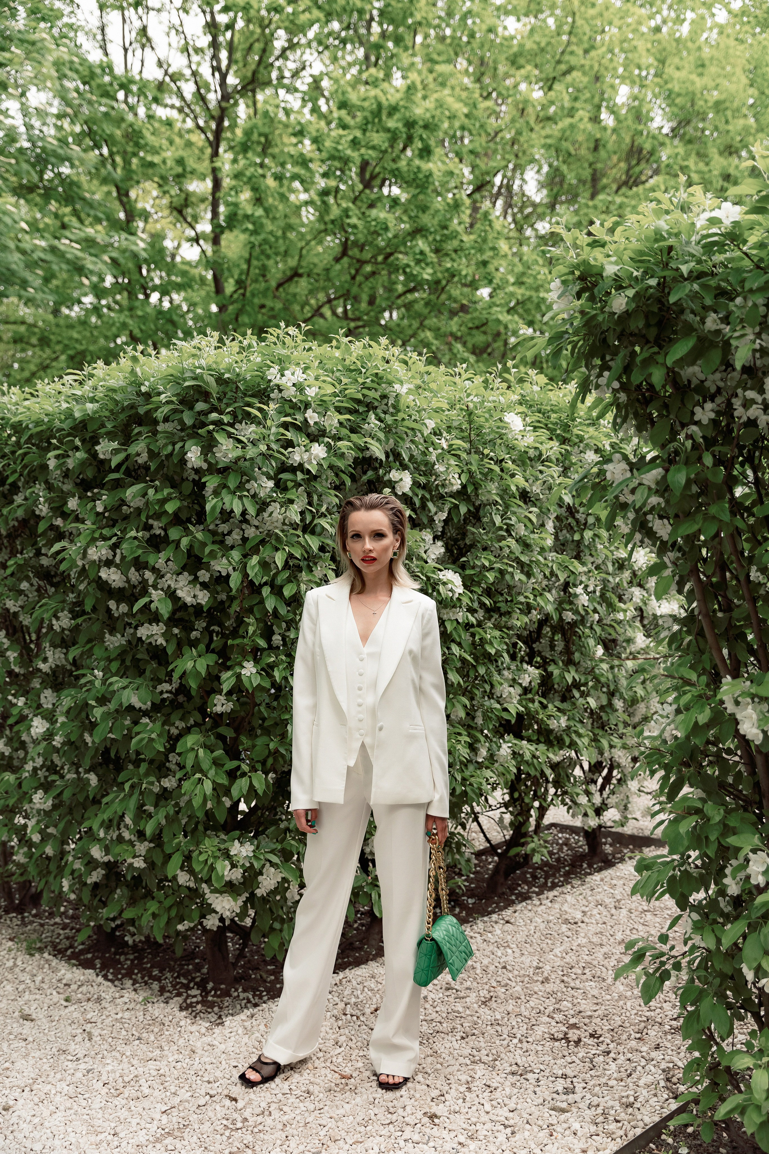 Портретная фотосессия Даши среди яблонь. Свадебный фотограф Москва