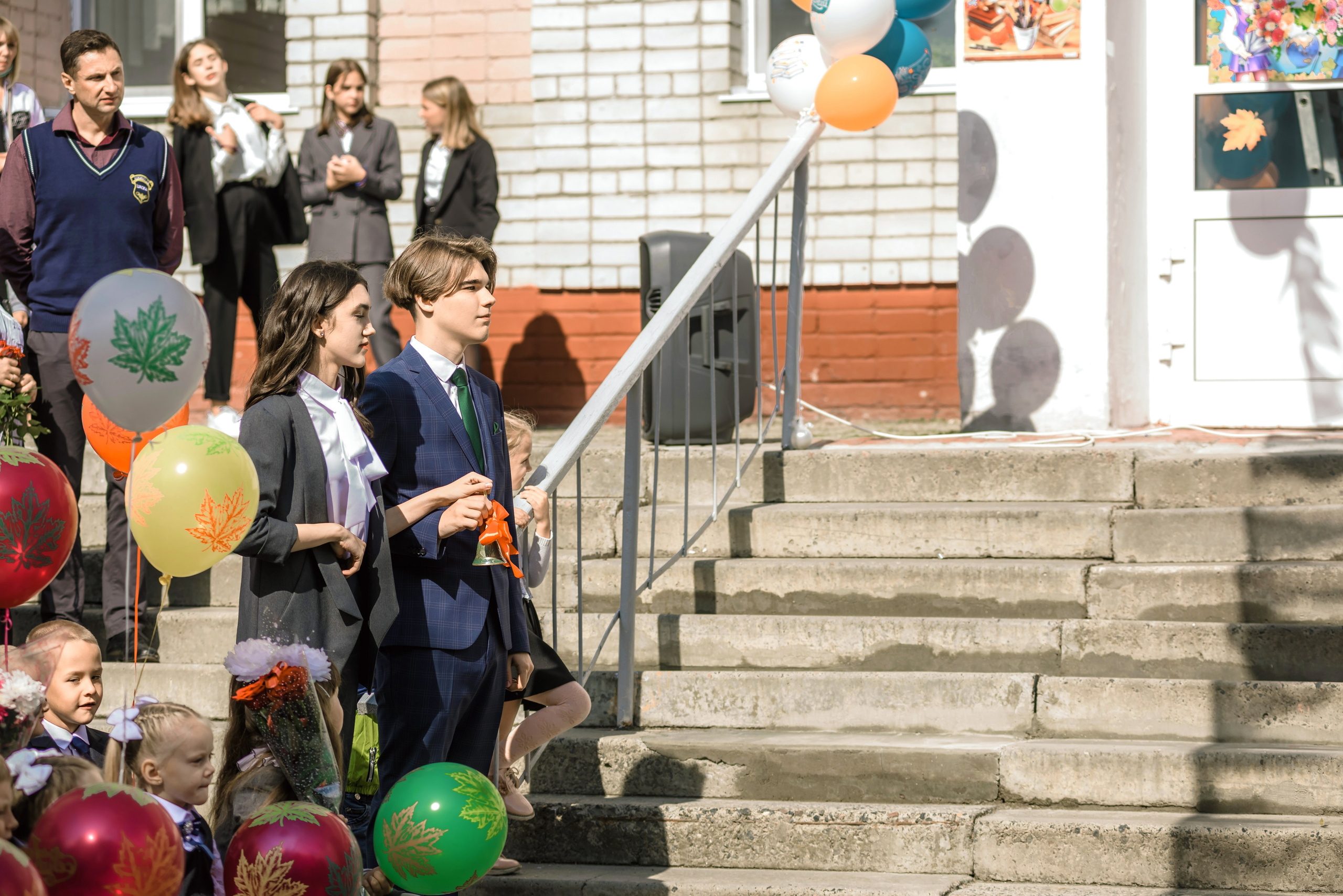 Линейка 11-е классы 2023. Фотограф Галина Лисанова, г. Брянск