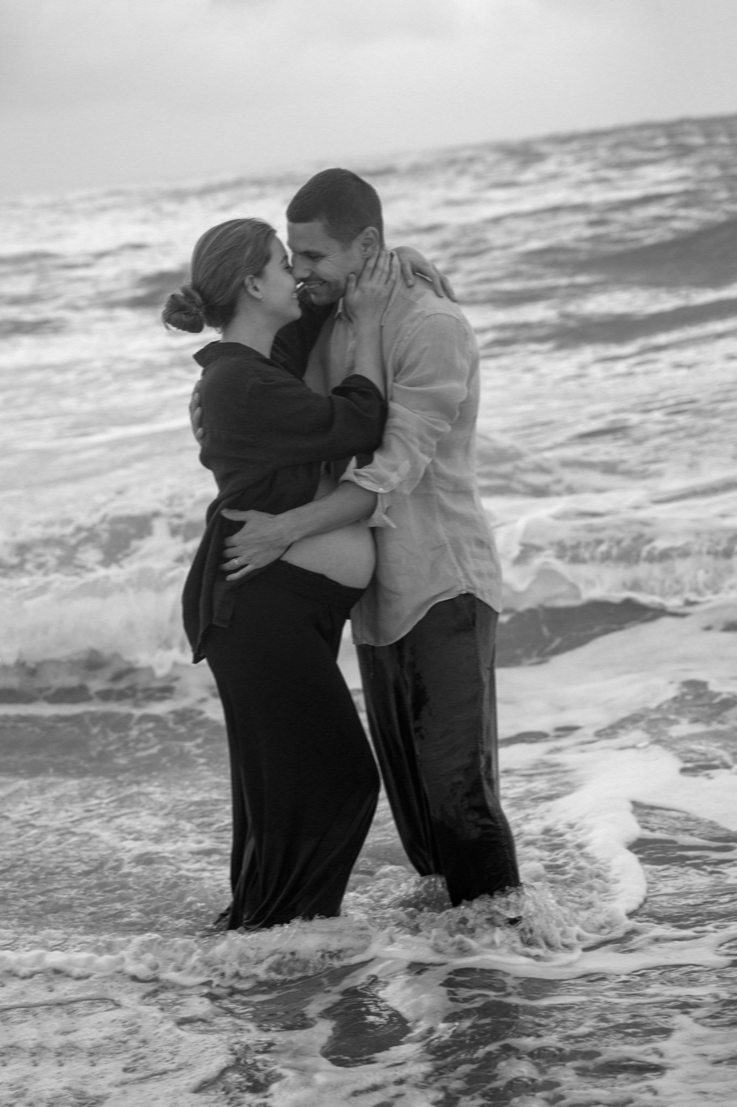 Pregnancy photoshoot near the sea (cloudy weather). Главная
