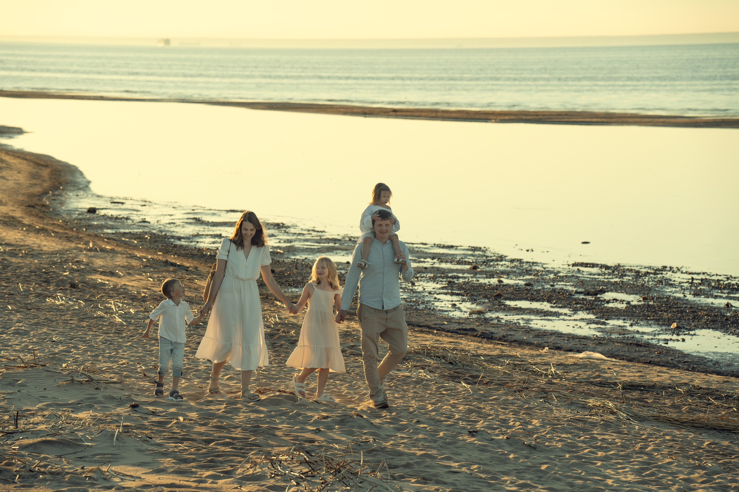 love story, молодые родители, многодетная семья, съемка на пляже, семейная фотосессия, съёмка на финском заливе, фотосессия на финском заливе, семейная фотопрогулка