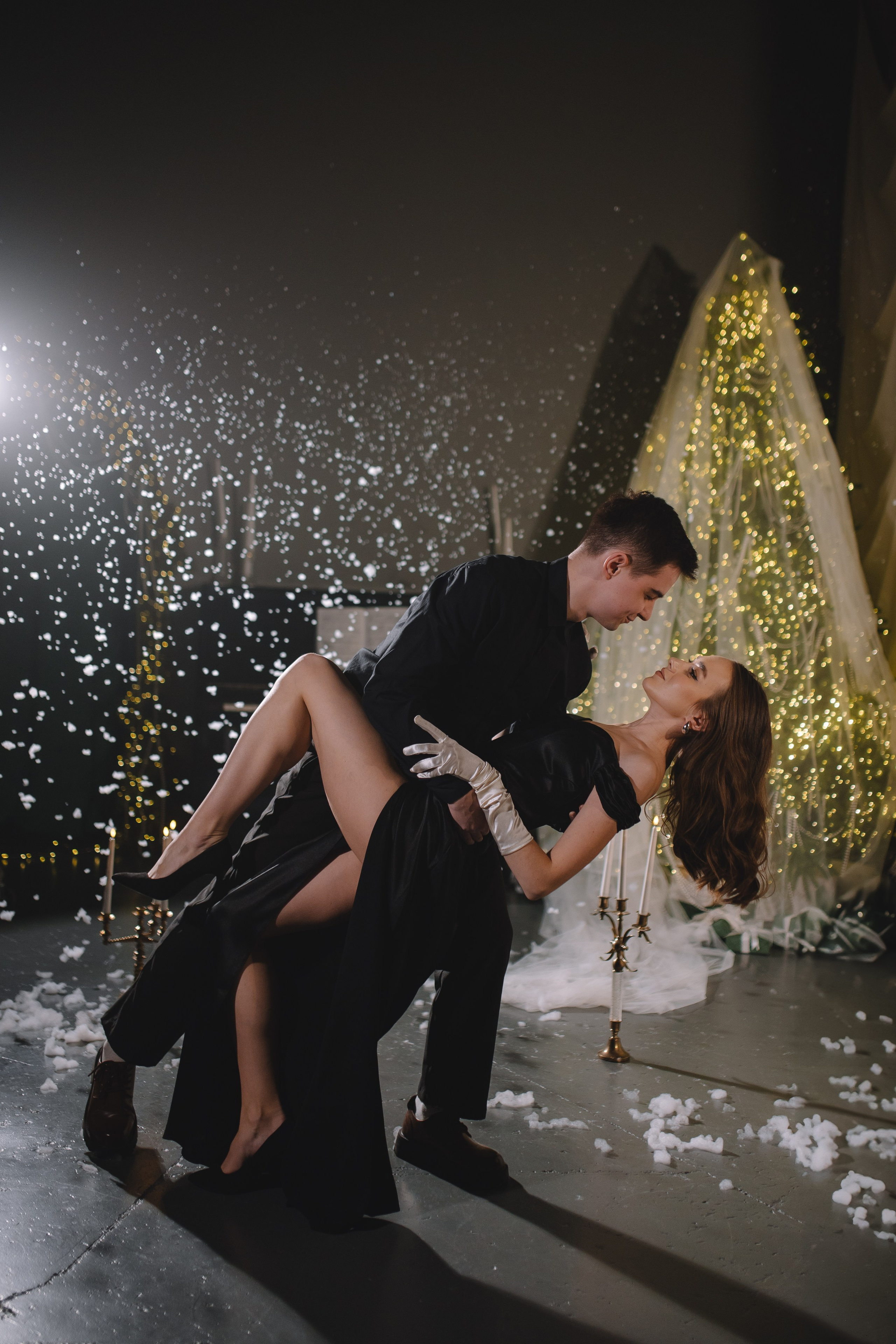 Зимняя фотосессия пары с падающим снегом при свечах. Фотограф и видеограф в Мурманске, Москве Екатерина Нечаева