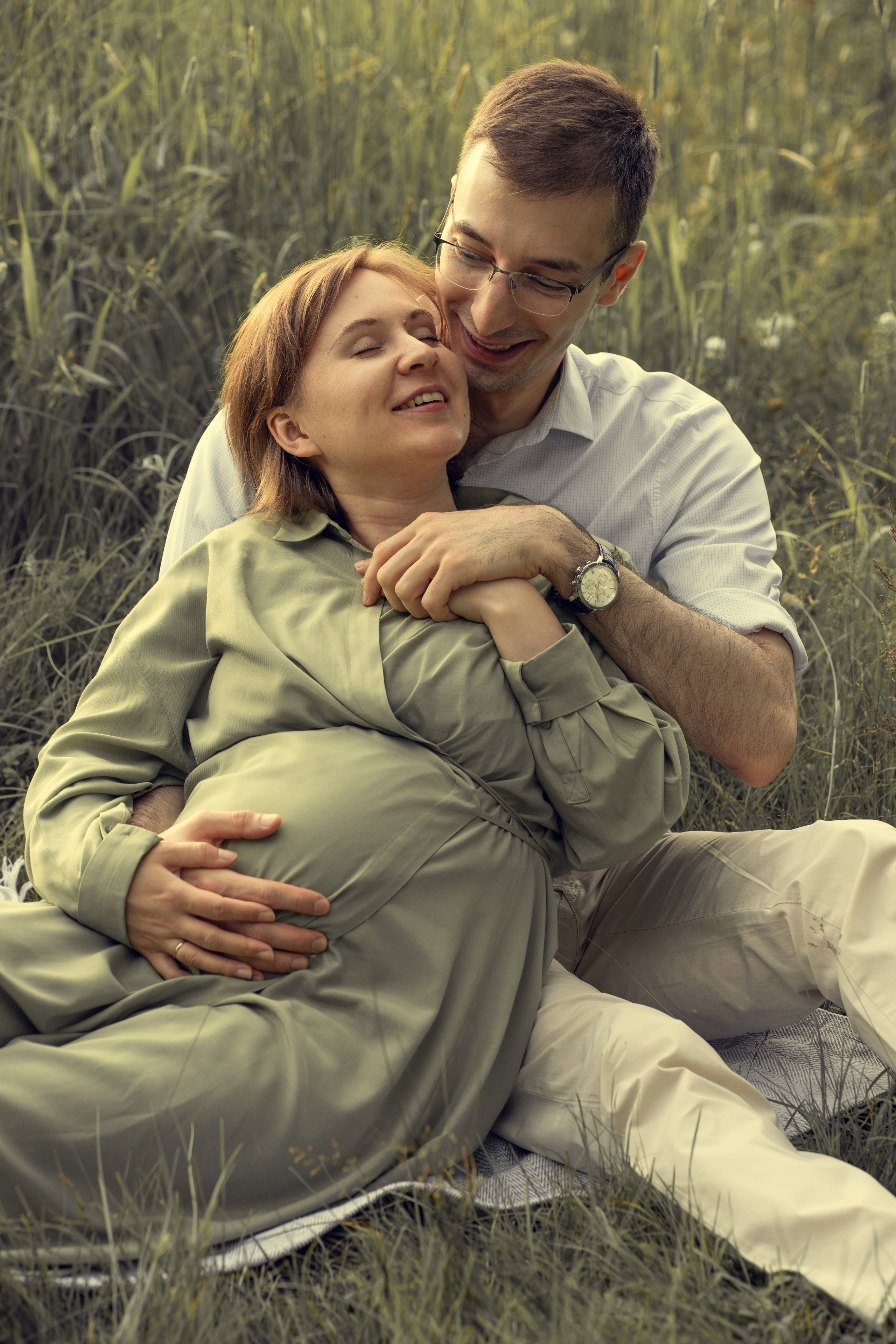 Беременная девушка с мужем в парке