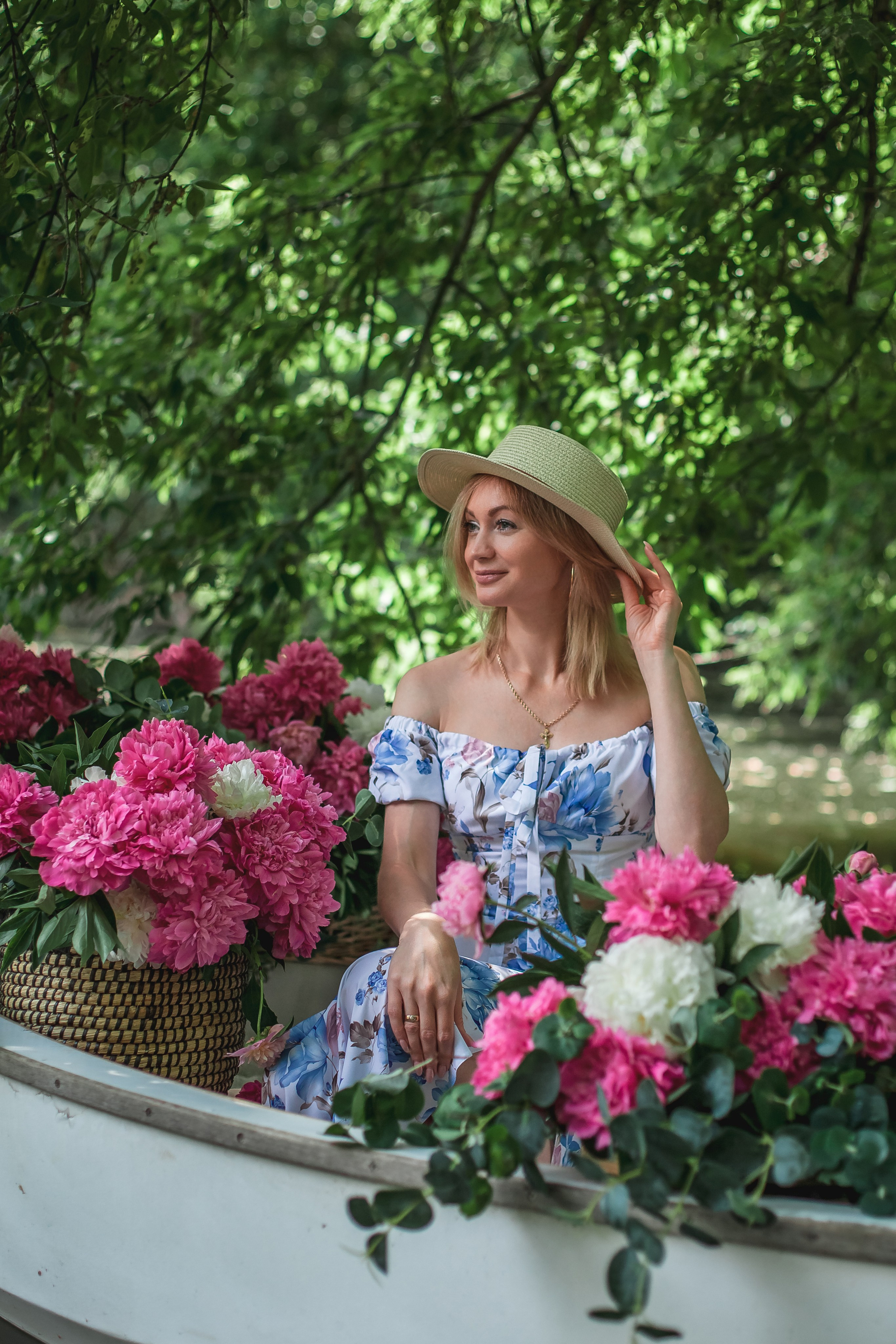 Екатерина и Вика в лодке с пионами. Фотограф в Волгограде Норченко Светлана