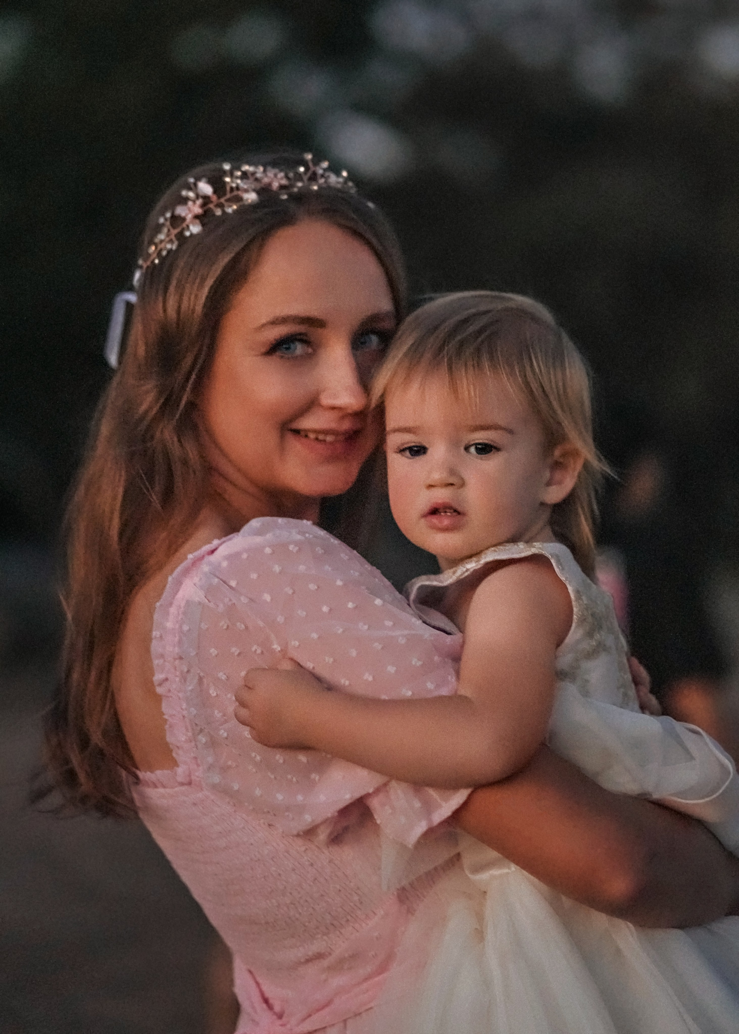 Family snuggles & smiles — cozy family photos