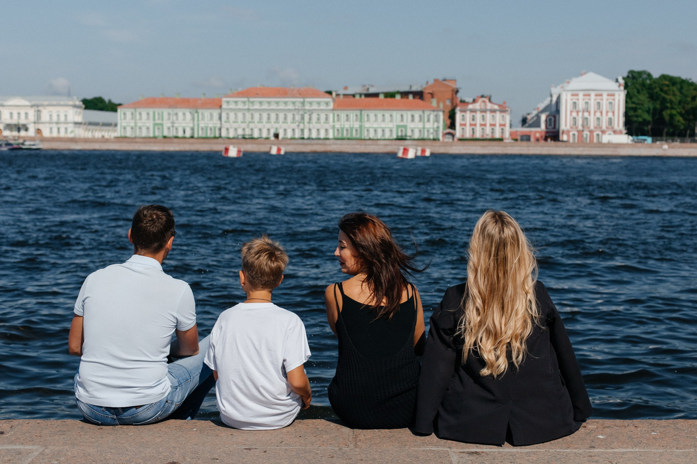 Василина с семьей в августе. Фотопрогулка в Петербурге. Индивидуальный и семейный фотограф в Санкт-Петербурге