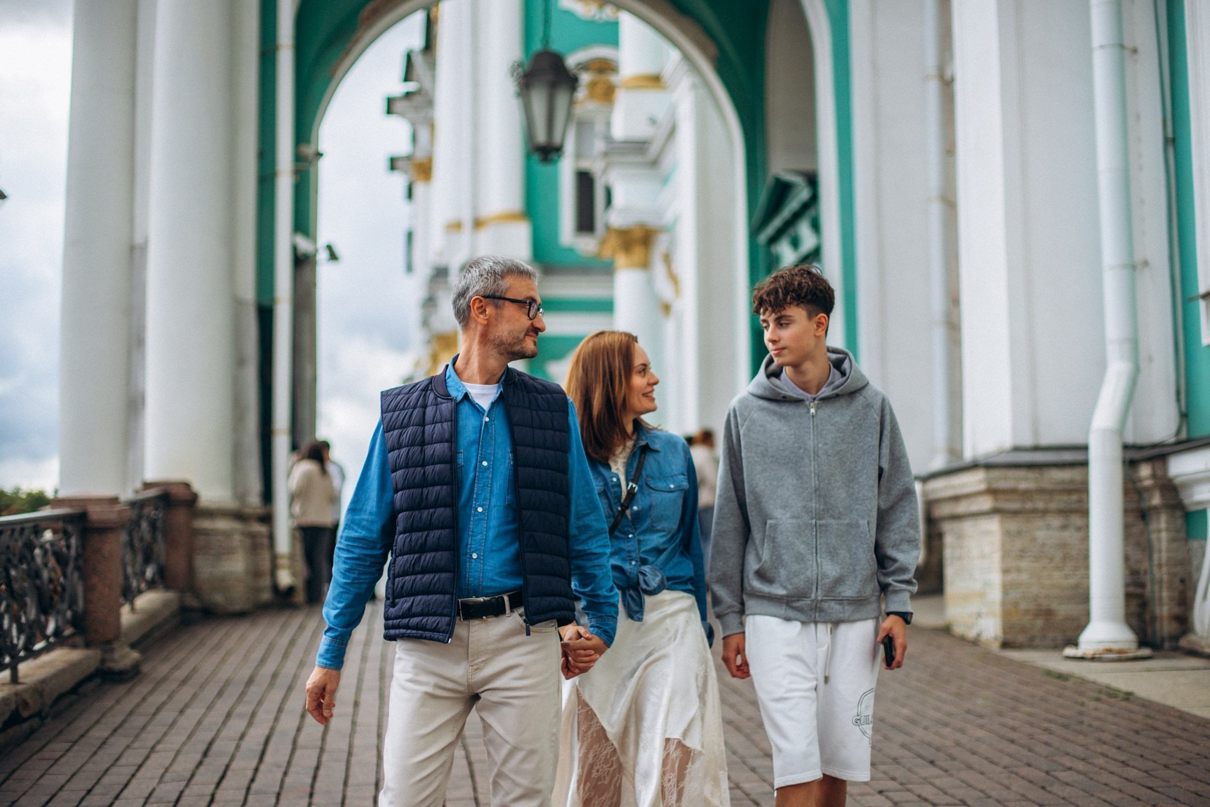 Анна с семьей в августе. Фотопрогулка в Петербурге. Индивидуальный и семейный фотограф в Санкт-Петербурге