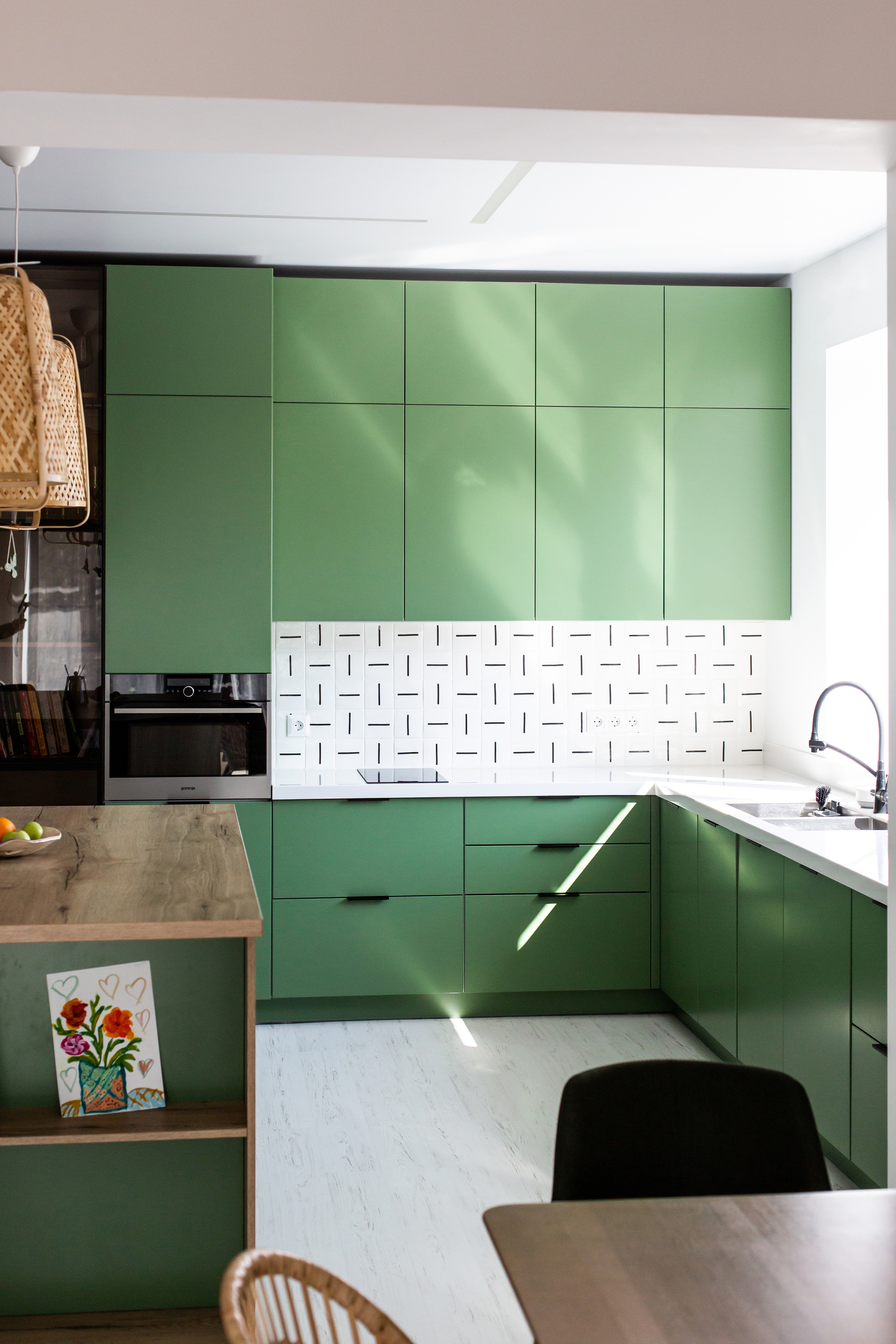 Кухня на заказ в Томске Холмы Village | Мебель Кухни Шкафы заказать. ГУДРУМ — Мебель на заказ в Томске | Кухни | Шкафы | Стулья и Столы