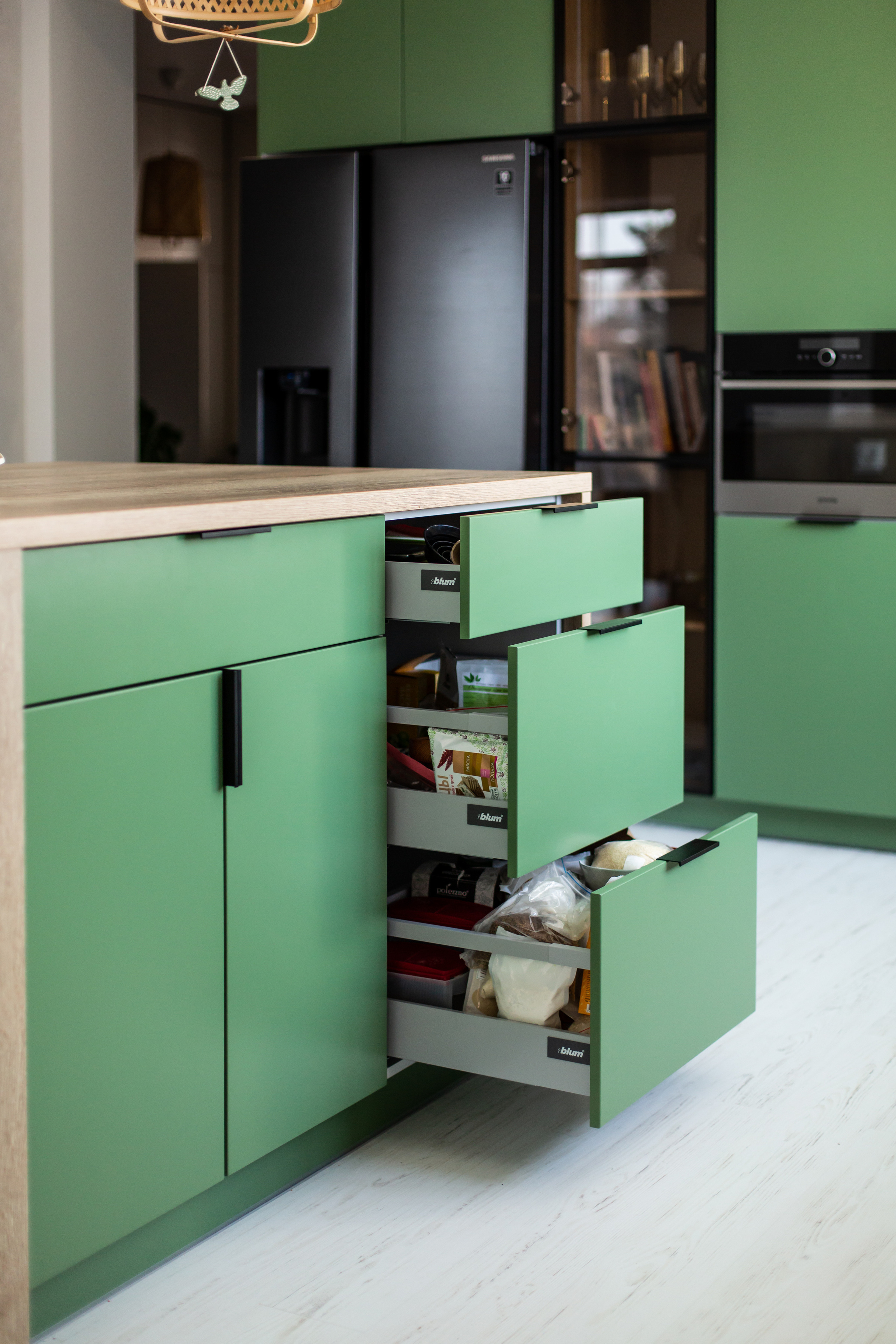 Кухня на заказ в Томске Холмы Village | Мебель Кухни Шкафы заказать. ГУДРУМ — Мебель на заказ в Томске | Кухни | Шкафы | Стулья и Столы