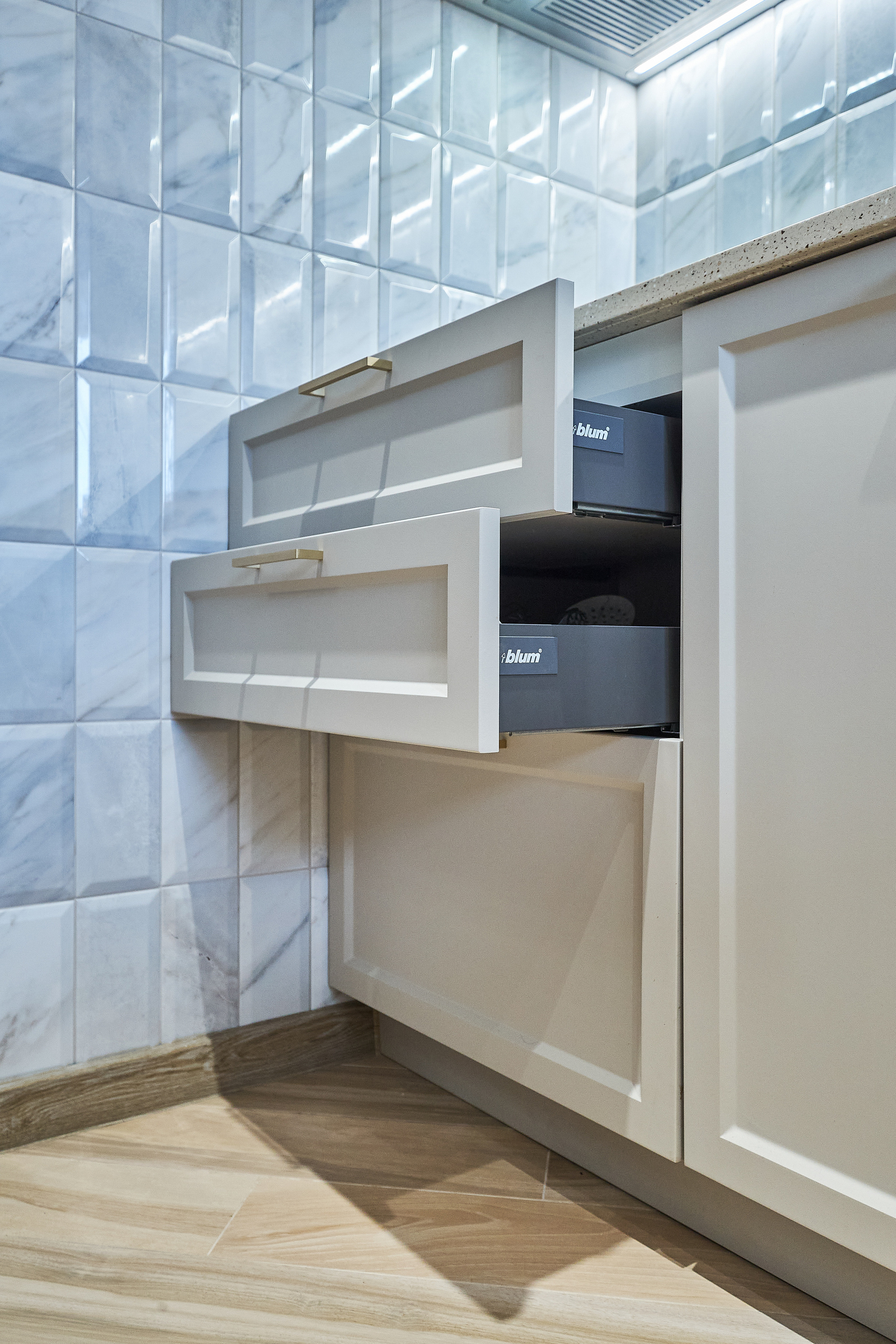 Кухня на заказ на ул.Красноармейская Томск по индивидуальному размеру. ГУДРУМ — Мебель на заказ в Томске | Кухни | Шкафы | Стулья и Столы