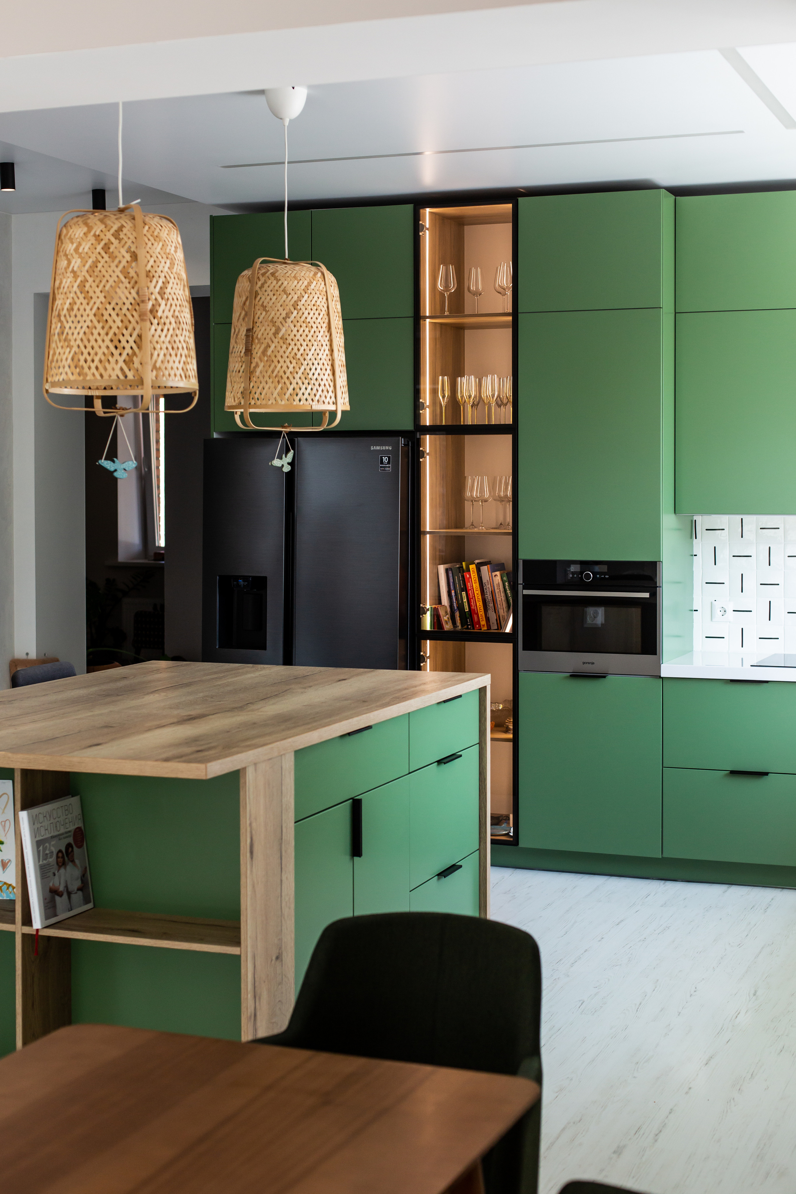 Кухня на заказ в Томске Холмы Village | Мебель Кухни Шкафы заказать. ГУДРУМ — Мебель на заказ в Томске | Кухни | Шкафы | Стулья и Столы