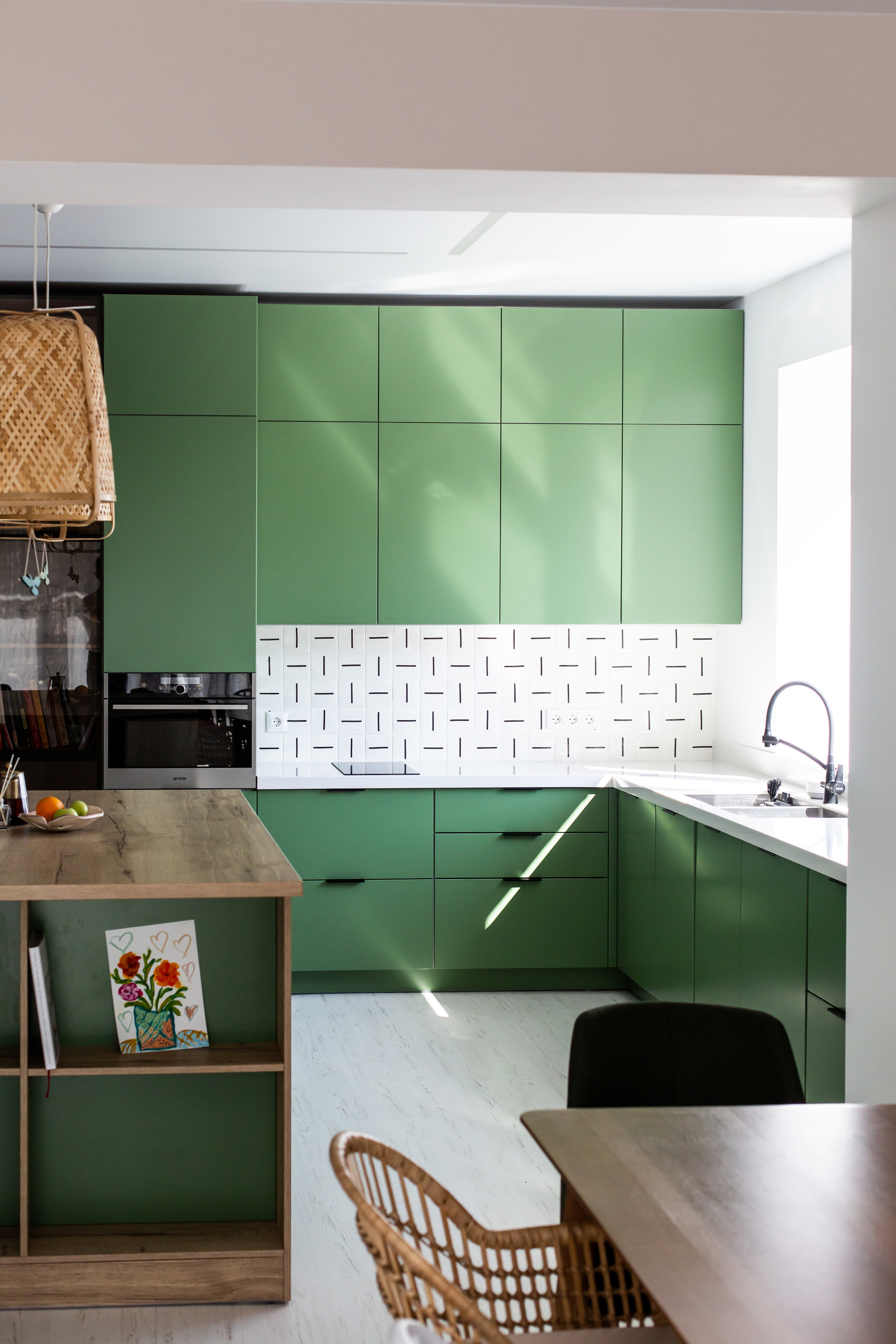 Кухня на заказ в Томске Холмы Village | Мебель Кухни Шкафы заказать. ГУДРУМ — Мебель на заказ в Томске | Кухни | Шкафы | Стулья и Столы