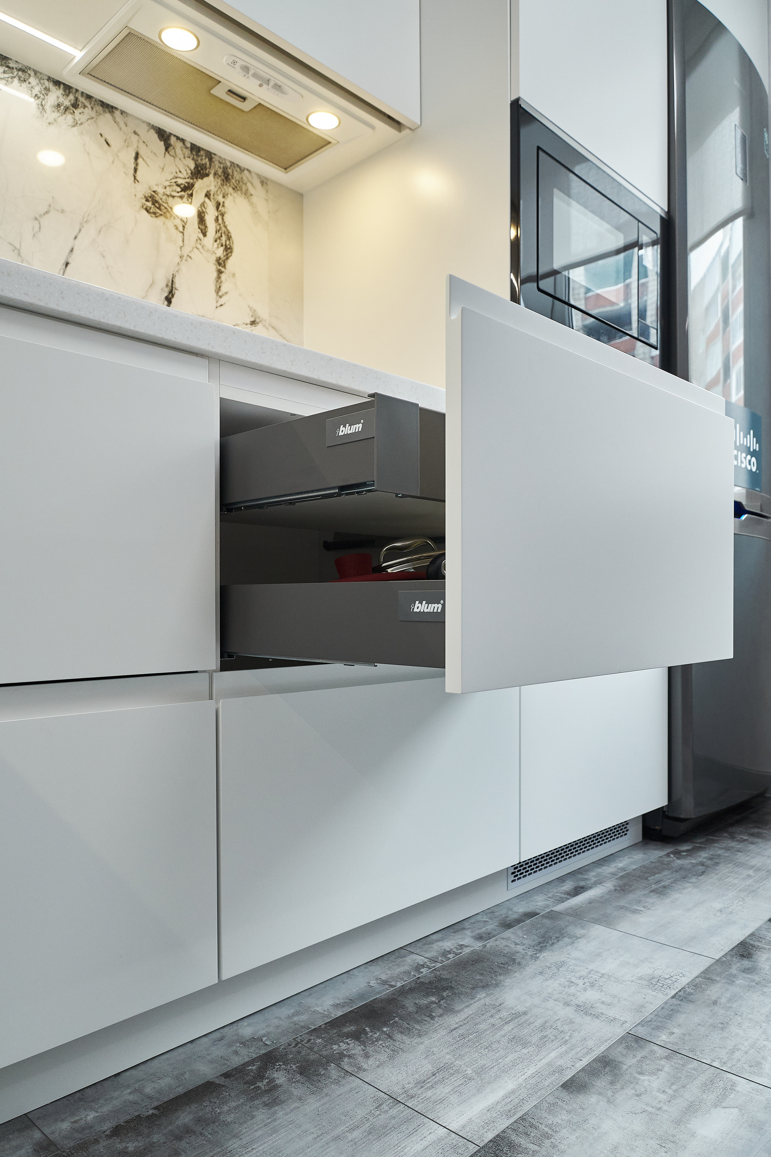 Кухня на заказ в Томске на ул.Лебедева Томск| Мебель Кухни Шкафы. ГУДРУМ — Мебель на заказ в Томске | Кухни | Шкафы | Стулья и Столы