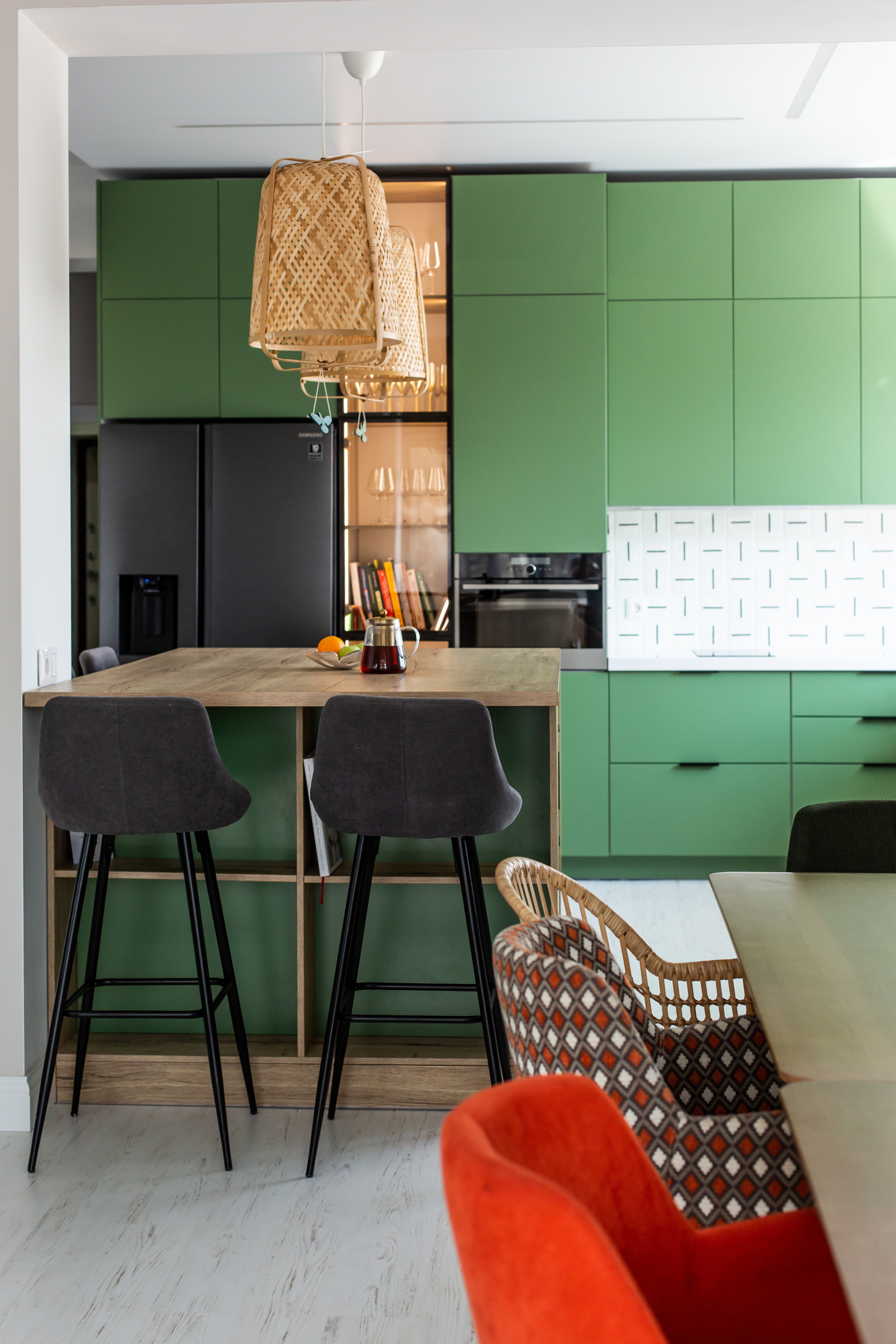 Кухня на заказ в Томске Холмы Village | Мебель Кухни Шкафы заказать. ГУДРУМ — Мебель на заказ в Томске | Кухни | Шкафы | Стулья и Столы