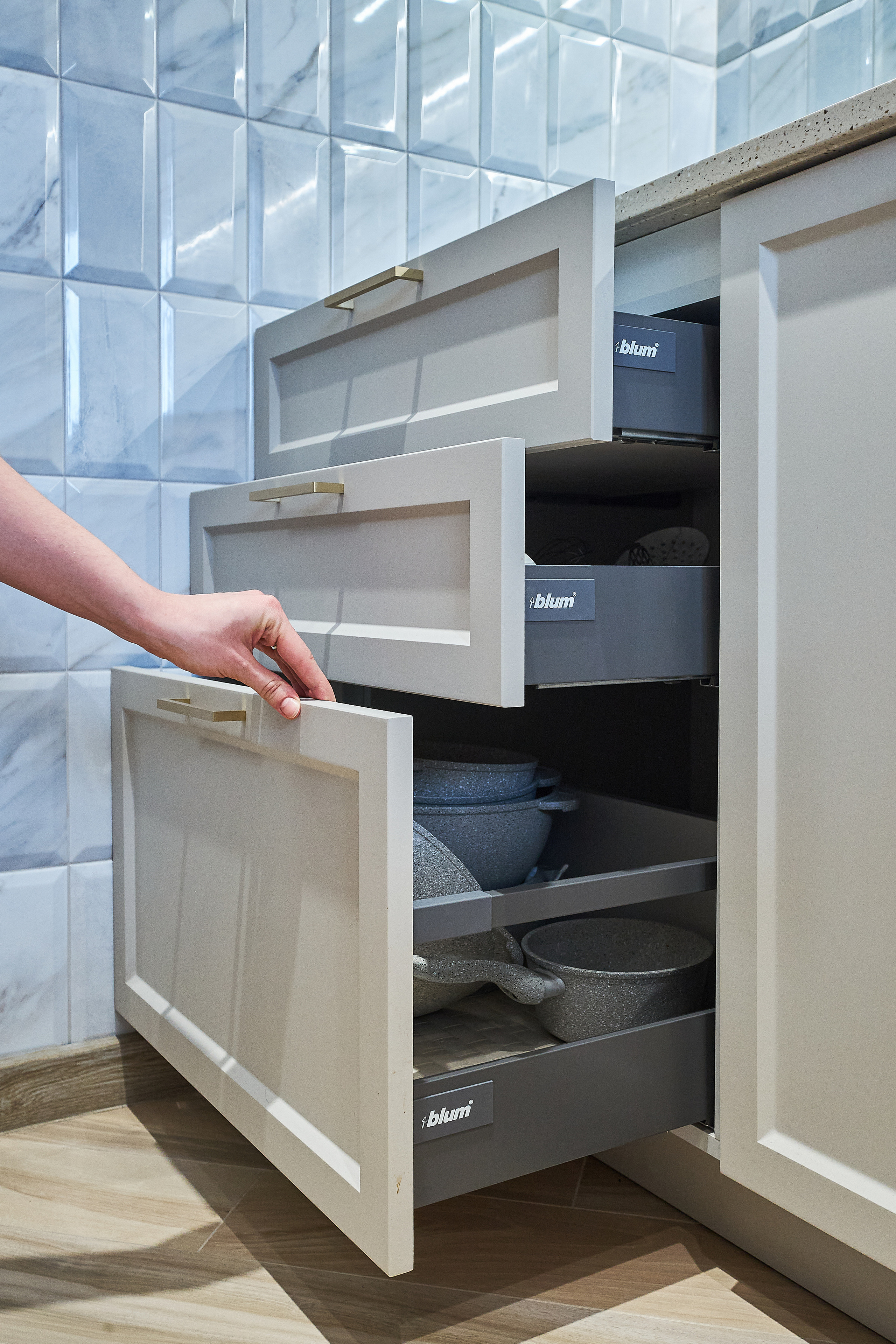 Кухня на заказ на ул.Красноармейская Томск по индивидуальному размеру. ГУДРУМ — Мебель на заказ в Томске | Кухни | Шкафы | Стулья и Столы