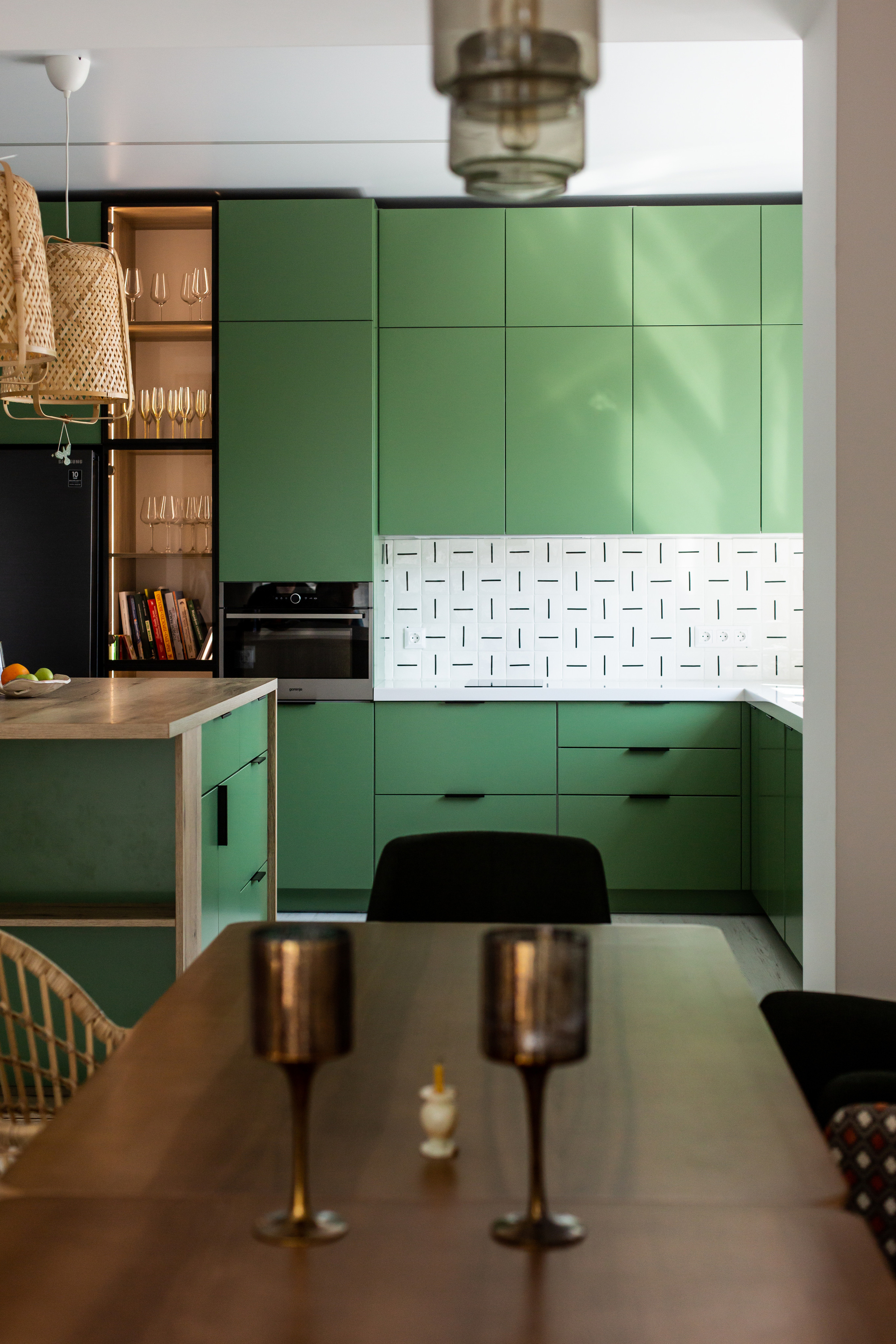 Кухня на заказ в Томске Холмы Village | Мебель Кухни Шкафы заказать. ГУДРУМ — Мебель на заказ в Томске | Кухни | Шкафы | Стулья и Столы