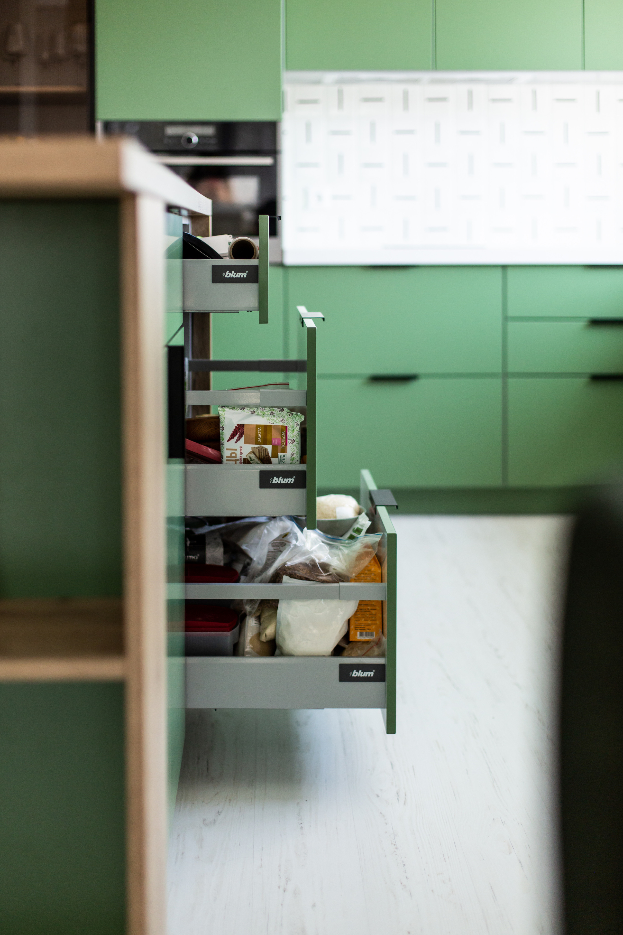 Кухня на заказ в Томске Холмы Village | Мебель Кухни Шкафы заказать. ГУДРУМ — Мебель на заказ в Томске | Кухни | Шкафы | Стулья и Столы