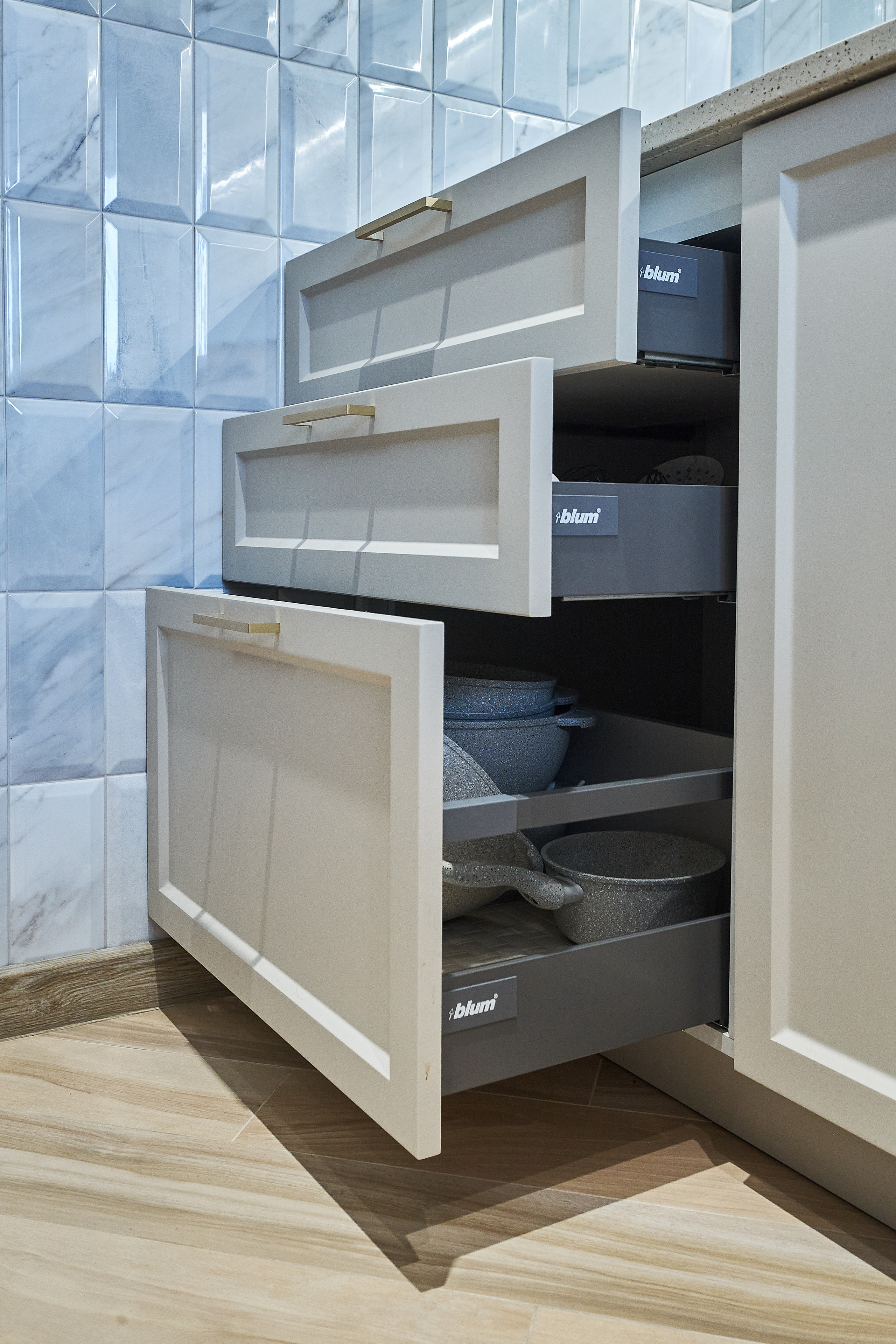 Кухня на заказ на ул.Красноармейская Томск по индивидуальному размеру. ГУДРУМ — Мебель на заказ в Томске | Кухни | Шкафы | Стулья и Столы