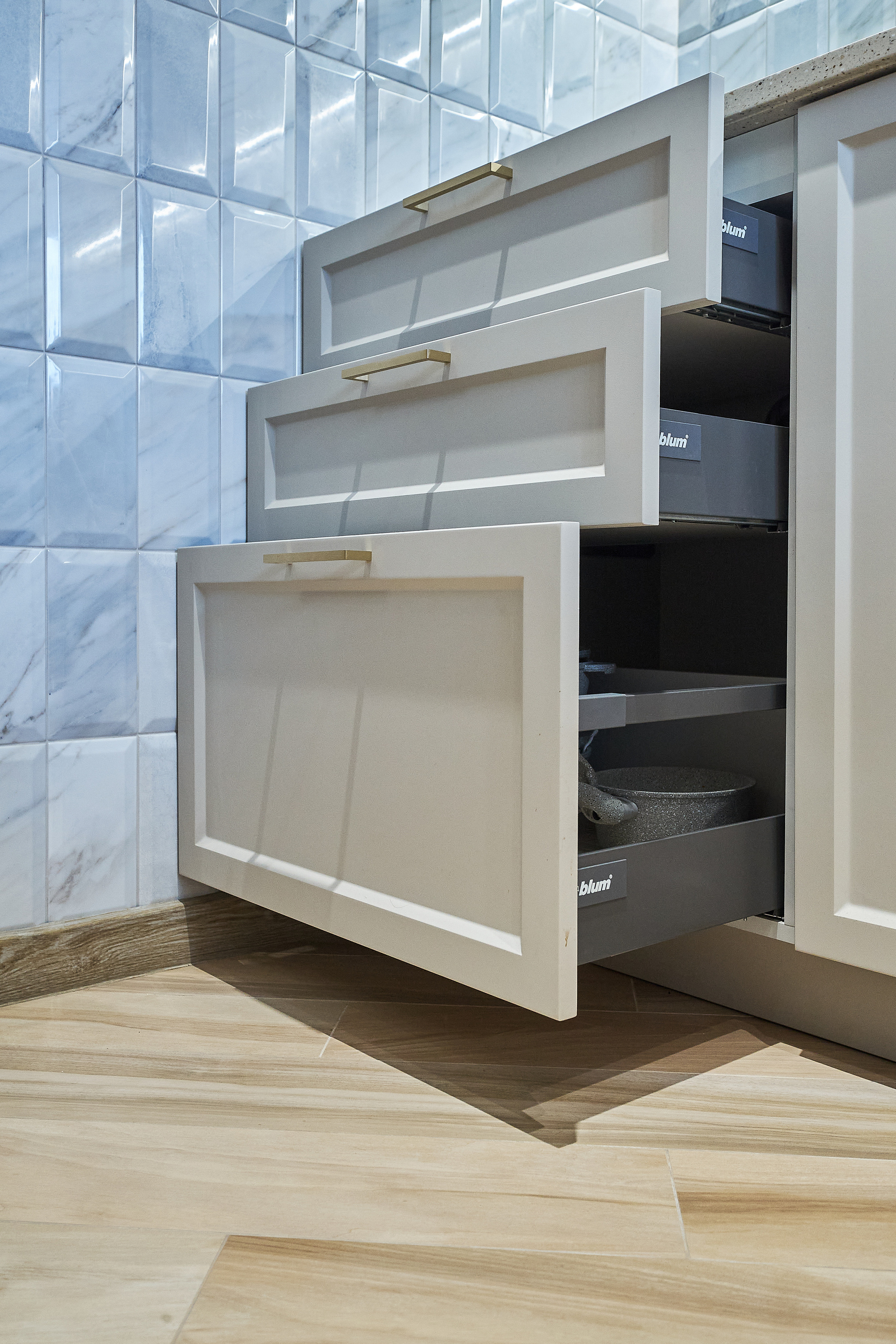 Кухня на заказ на ул.Красноармейская Томск по индивидуальному размеру. ГУДРУМ — Мебель на заказ в Томске | Кухни | Шкафы | Стулья и Столы